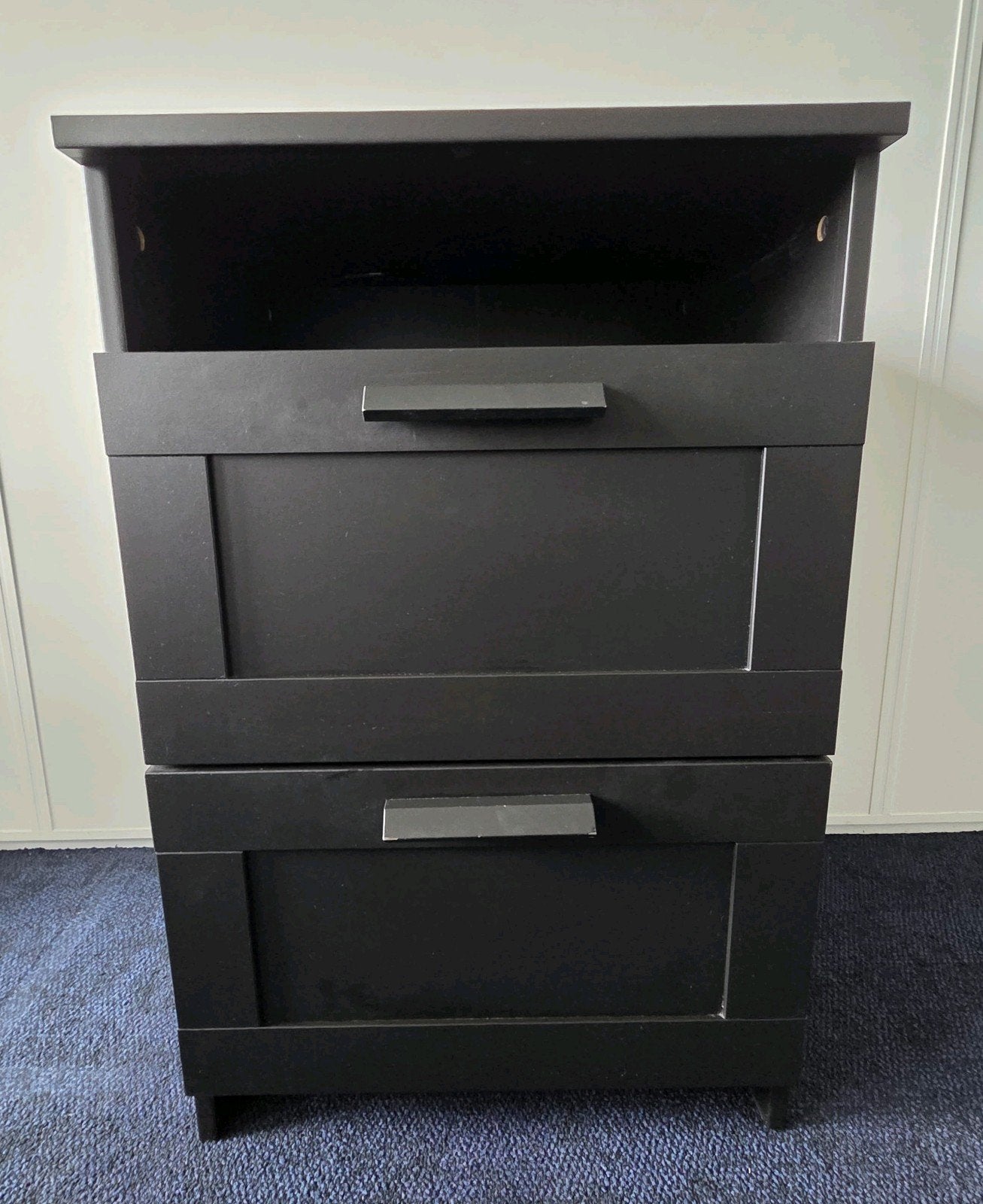IKEA Brimnes nachtkastje zwart met 2 ruime lades, Huis en Inrichting, Slaapkamer | Nachtkastjes, Ophalen, Zo goed als nieuw, 45 tot 65 cm