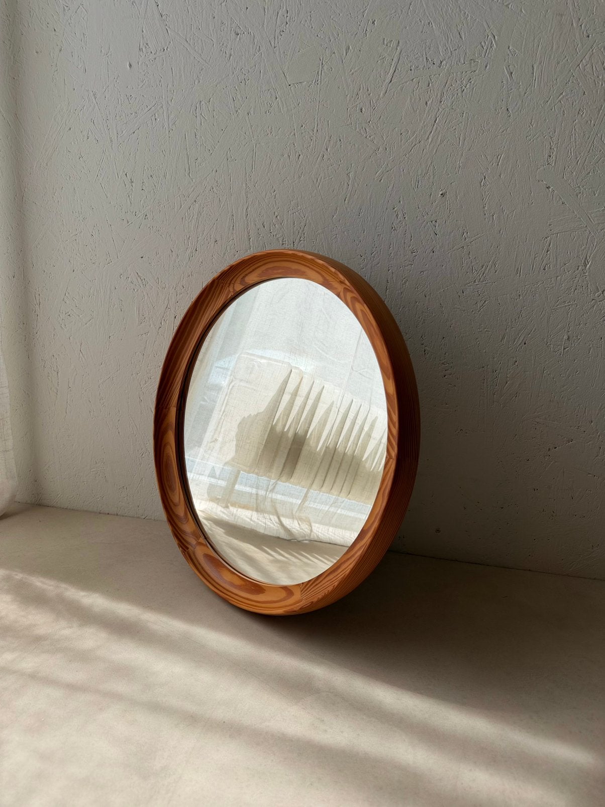 Vintage Ronde vurenhouten wandspiegel jaren 60 70, Ophalen of Verzenden, Gebruikt, Rond