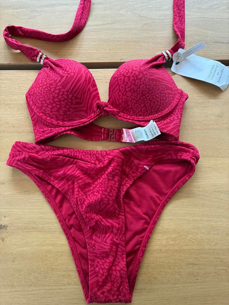 Hunkemöller Kai bikini rood push-up 70C slip S nieuw, Ophalen of Verzenden, Zo goed als nieuw, Rood, Bikini
