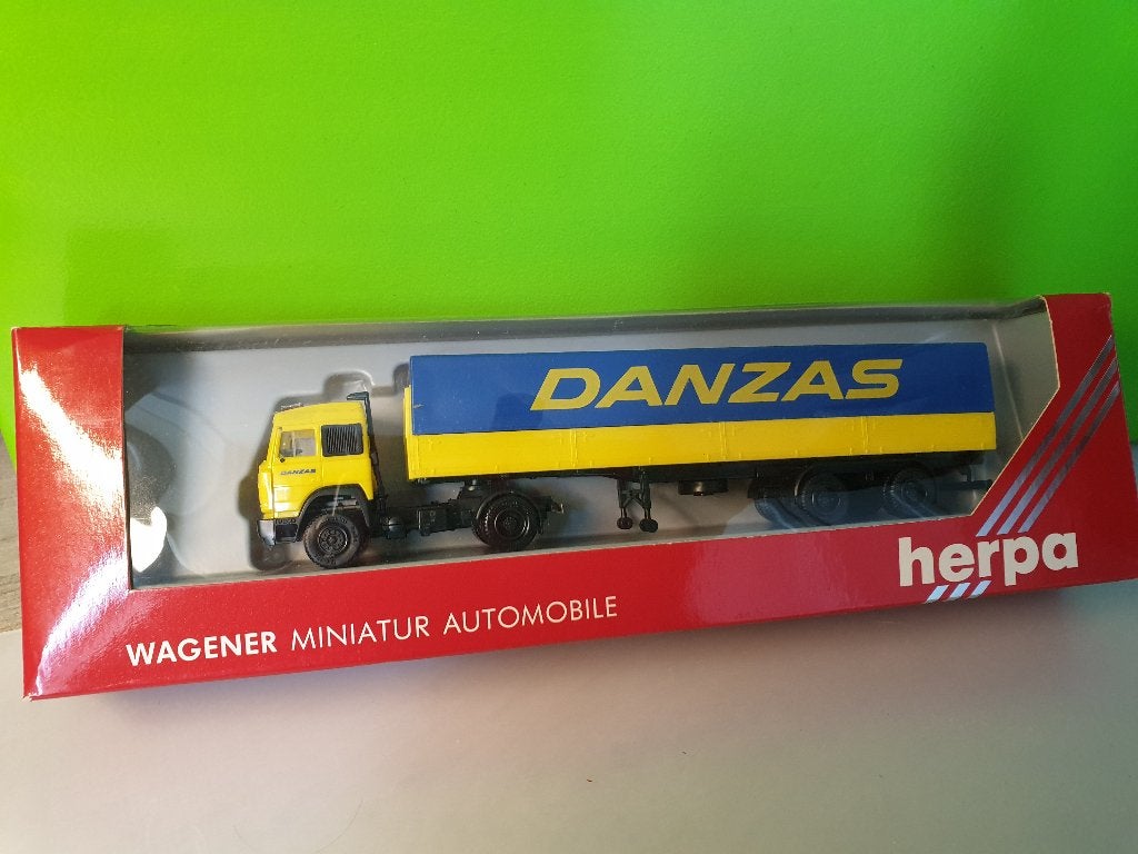 Herpa - Iveco TurboStar Danzas [geel] 1/87 MIB, Ophalen of Verzenden, Zo goed als nieuw, Bus of Vrachtwagen, Herpa