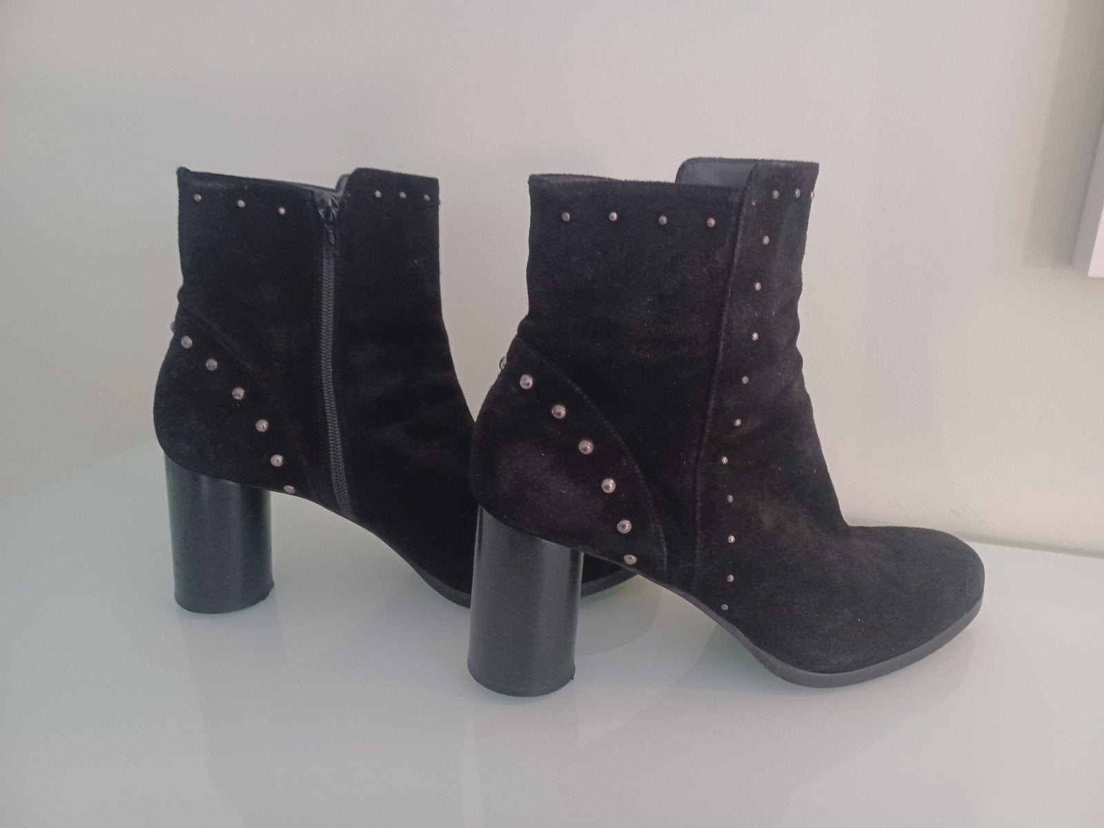 Zwarte laarsjes suede met studs  mt 43,5, Zwart, Lage of Enkellaarzen, Ophalen of Verzenden, Zo goed als nieuw