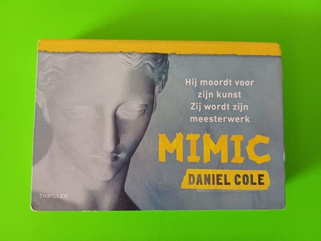 Boekje Dwarsligger nr 718 - Daniel Cole - Mimic, Boeken, Ophalen of Verzenden, Gelezen