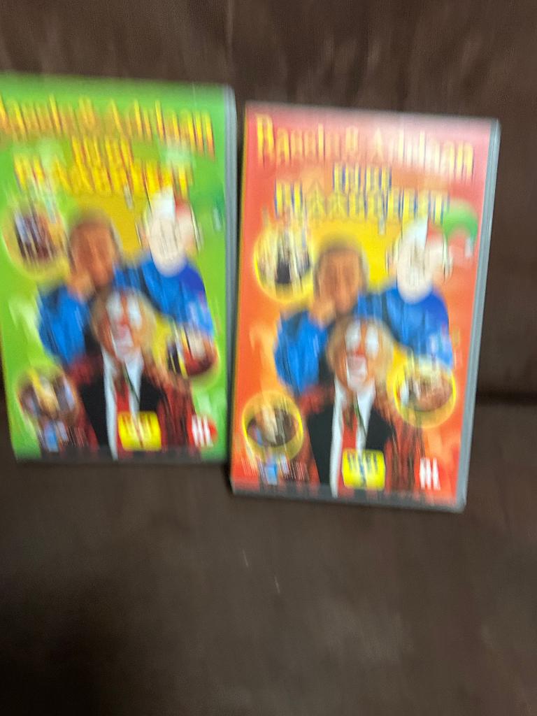 Bassie & Adriaan - De Plaaggeest (VHS, 2002), Ophalen of Verzenden, Zo goed als nieuw