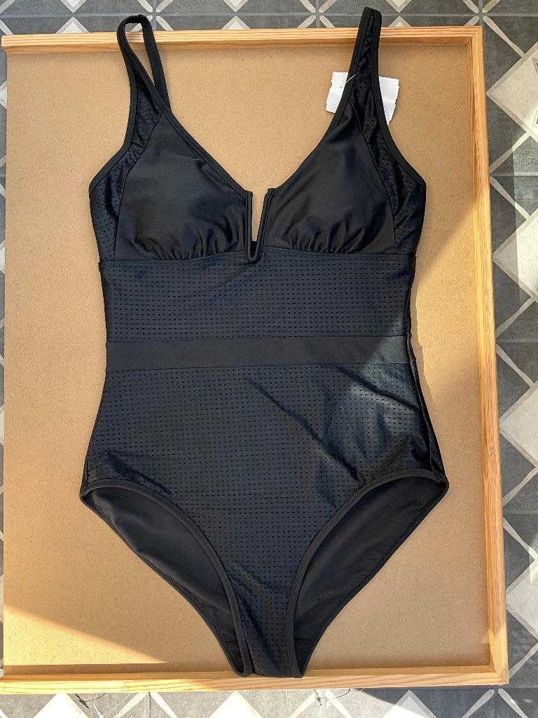 Zwart Beachwave badpak met vaste cups en splitje 42, Zwart, Nieuw, Badpak, Ophalen of Verzenden