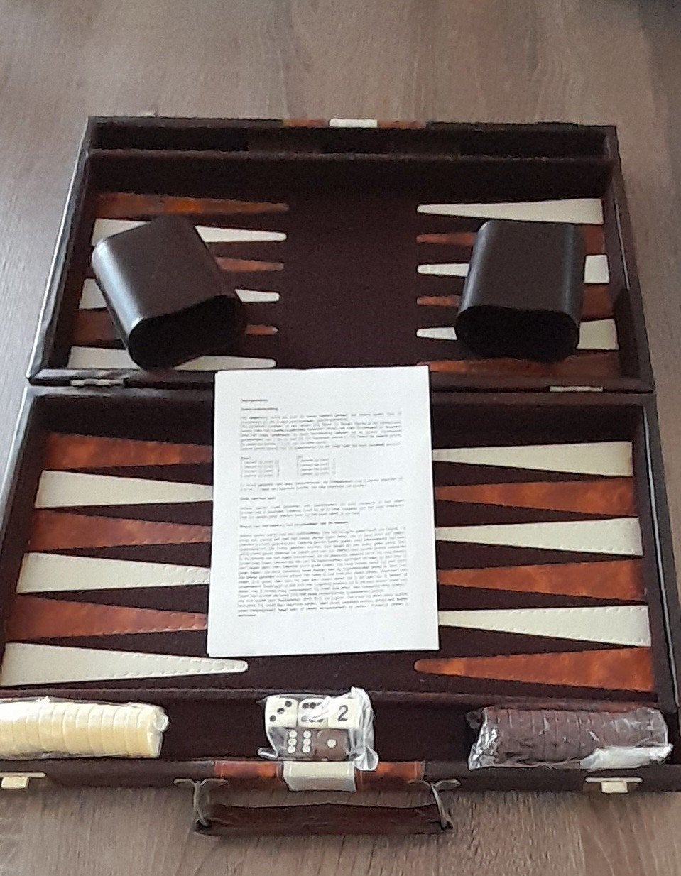 Backgammon in luxe kunstleren koffer 24.5 x 38 cm., Hobby en Vrije tijd, Gezelschapsspellen | Bordspellen, Een of twee spelers