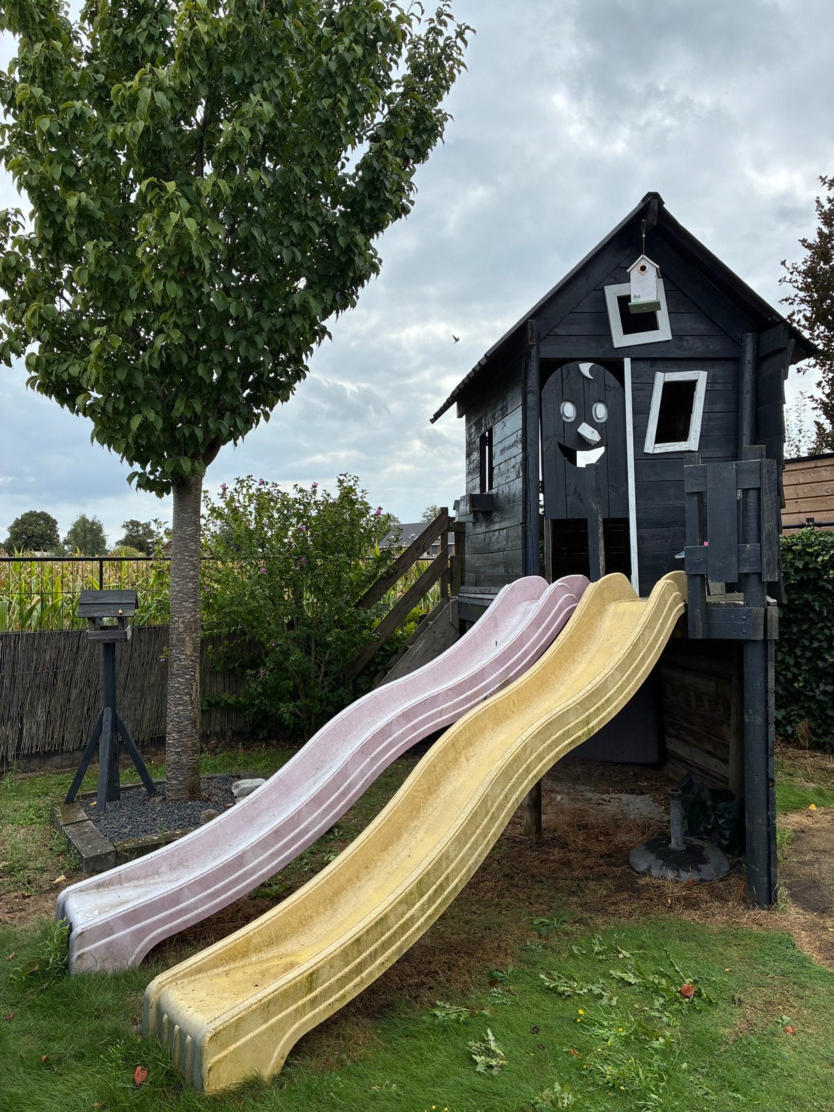 Houten speelhuisje met 2 plastic glijbanen, Ophalen, Gebruikt, Hout