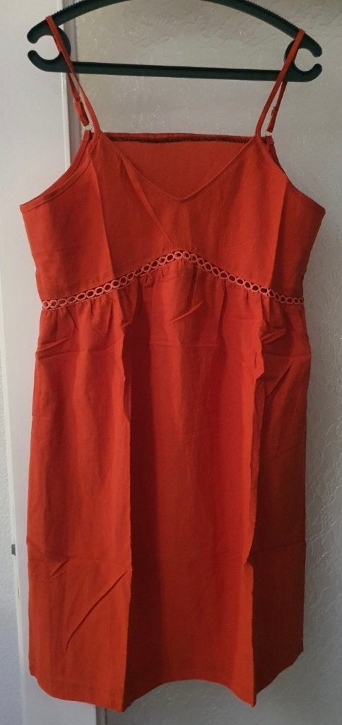 Prachtige terracotta zomerjurk met kantdetails, Maat 38/40 (M), Overige kleuren, Nieuw, Ophalen of Verzenden
