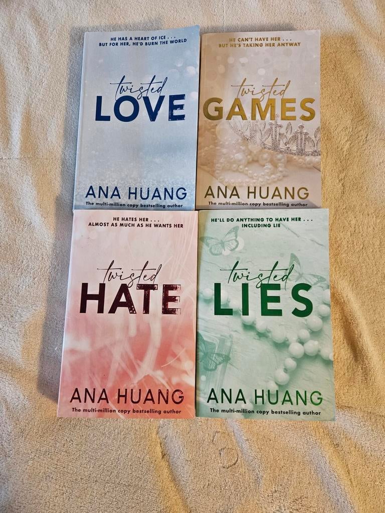 Twisted love en twisted games., Boeken, Romans, Ophalen of Verzenden, Gelezen