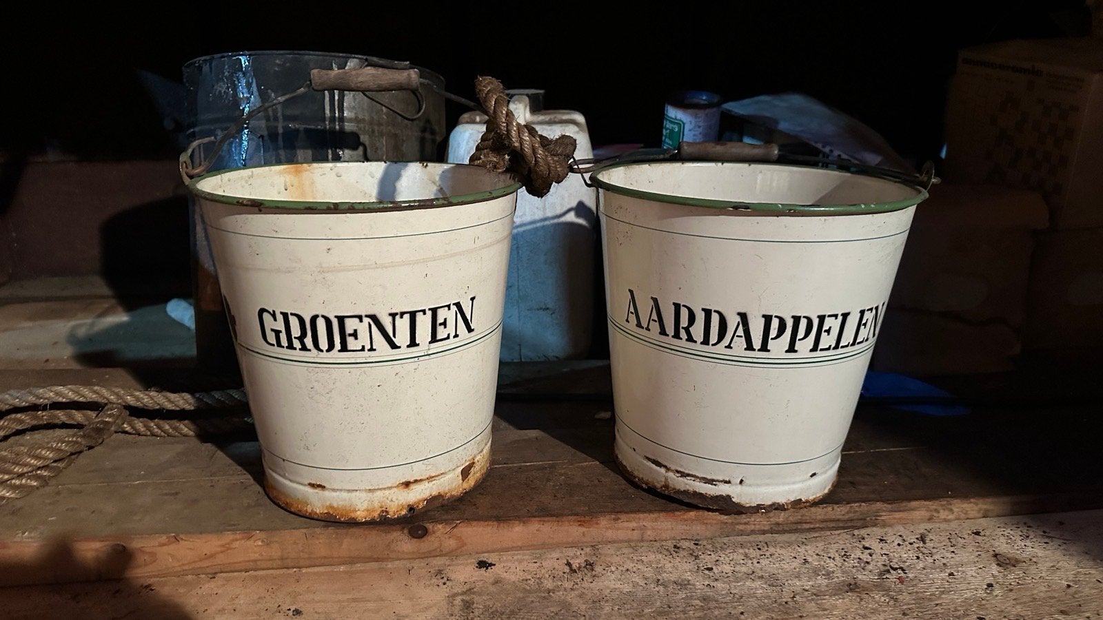 Twee 70 jaar oude emmers, Ophalen