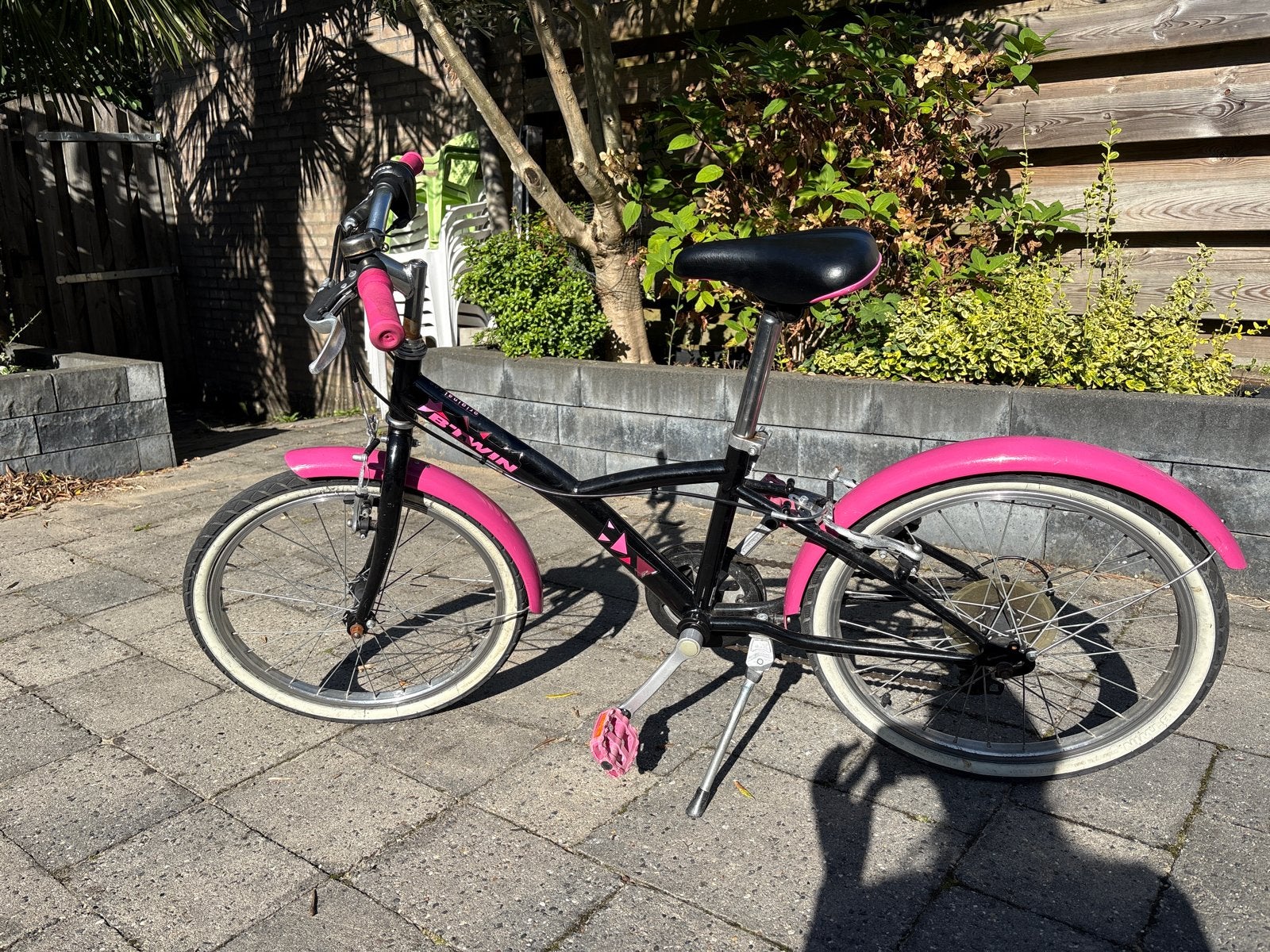 B'Twin kinderfiets 20 inch - Zwart/Roze, Ophalen, Gebruikt, Velgrem, 20 inch of meer