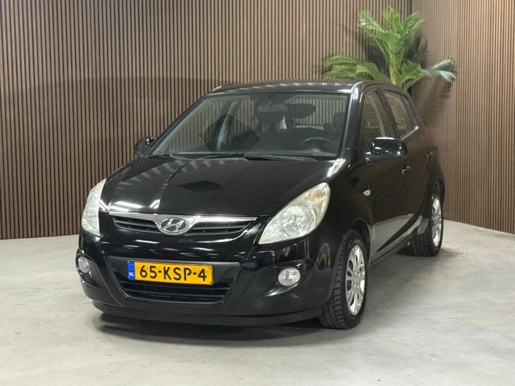 Hyundai i20 1.2i Dynamic nieuw ketting (bj 2010), Auto's, Gebruikt, 31 €/maand, 4 cilinders, Zwart