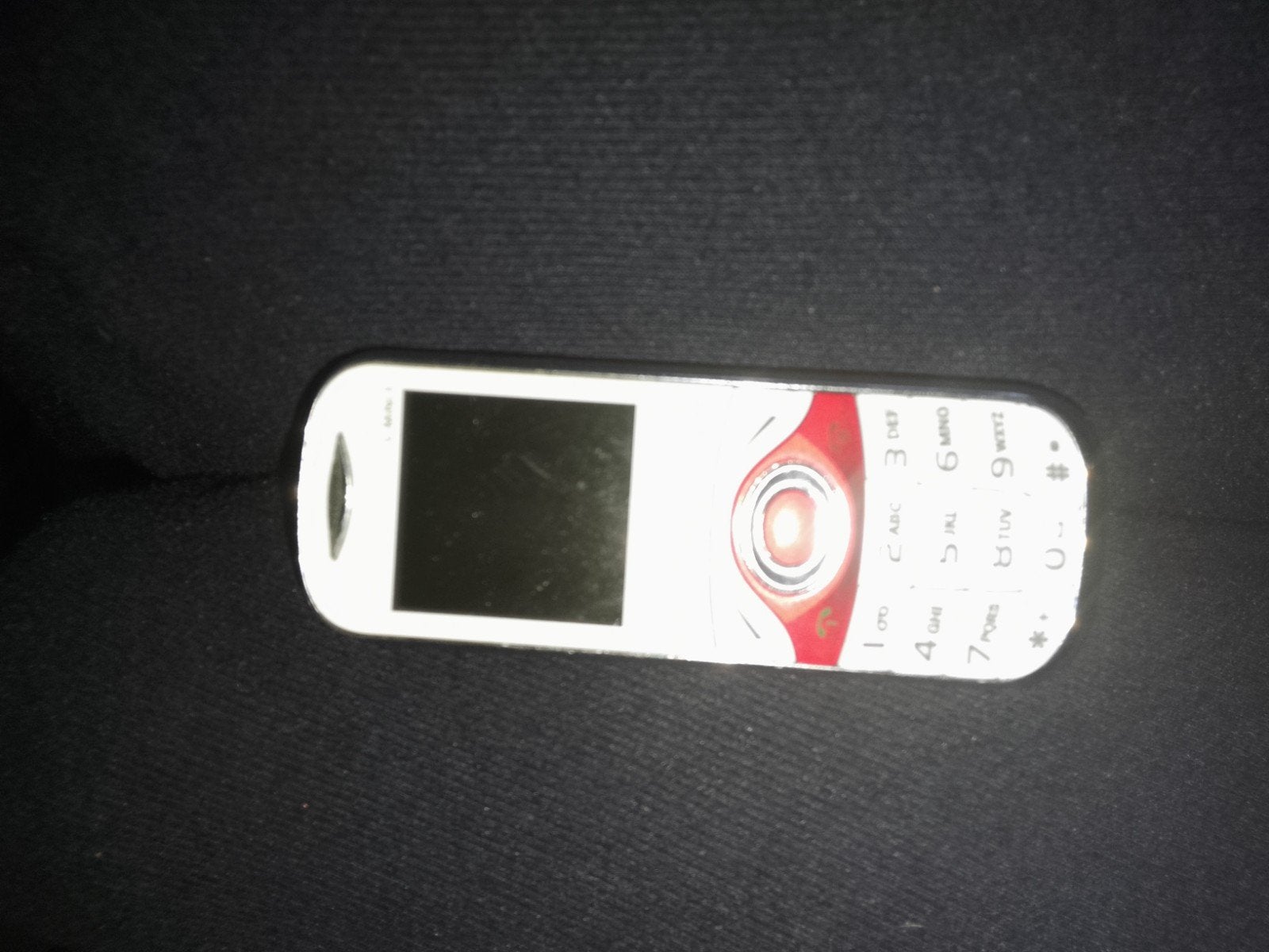 Witte Mini  mobiele telefoon klein model 10€, Telecommunicatie, Mobiele telefoons | Overige merken, Gebruikt, Ophalen of Verzenden