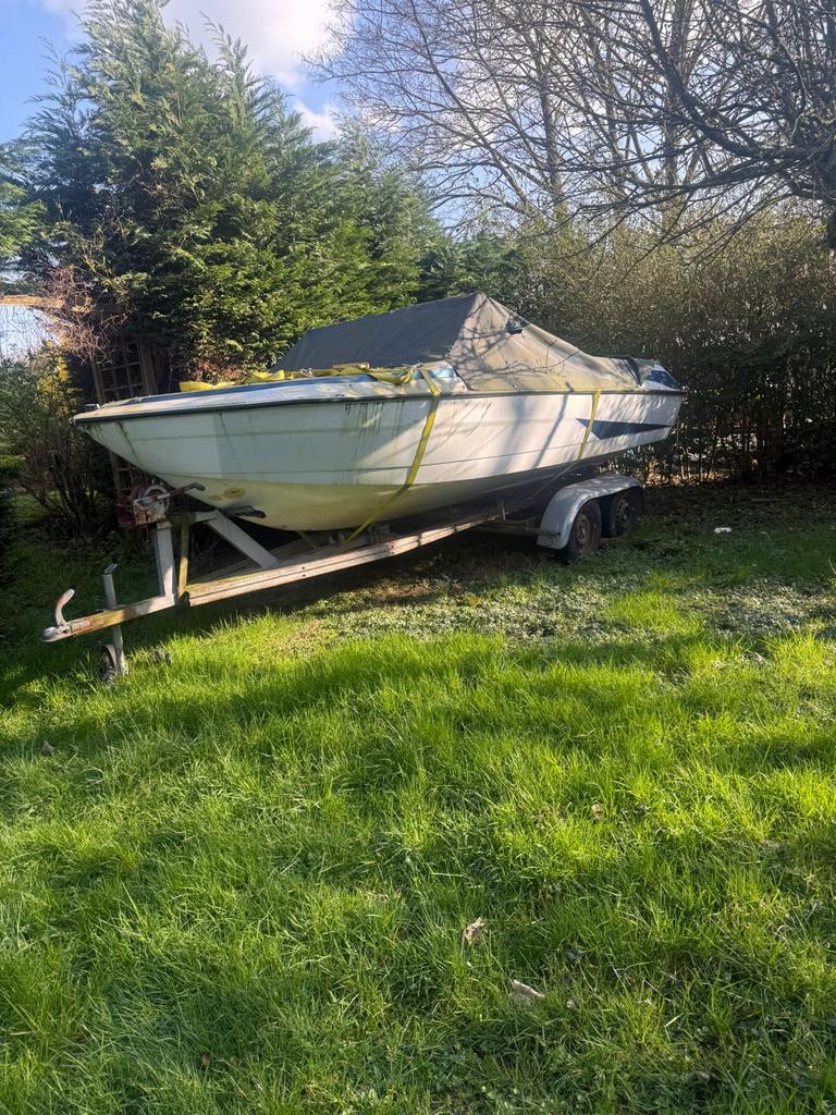 Boot met trailer - Opknapper, Watersport en Boten, Speedboten, Gebruikt, Benzine, Minder dan 70 pk, Binnenboordmotor, Polyester