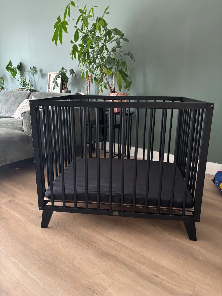 Zwarte baby box TWF, Kinderen en Baby's, Boxen, Ophalen, Gebruikt, In hoogte verstelbaar