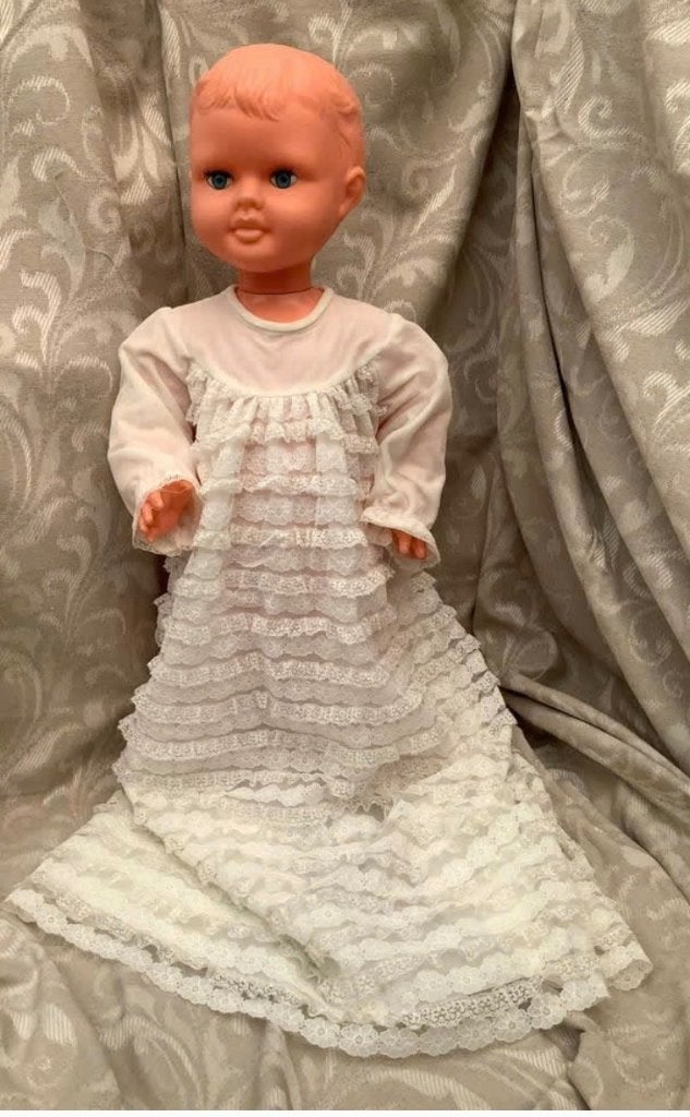 Vintage jaren ‘70 pop 55 cm, met doopjurk 70 cm lang, Ophalen of Verzenden, Zo goed als nieuw, X, Pop