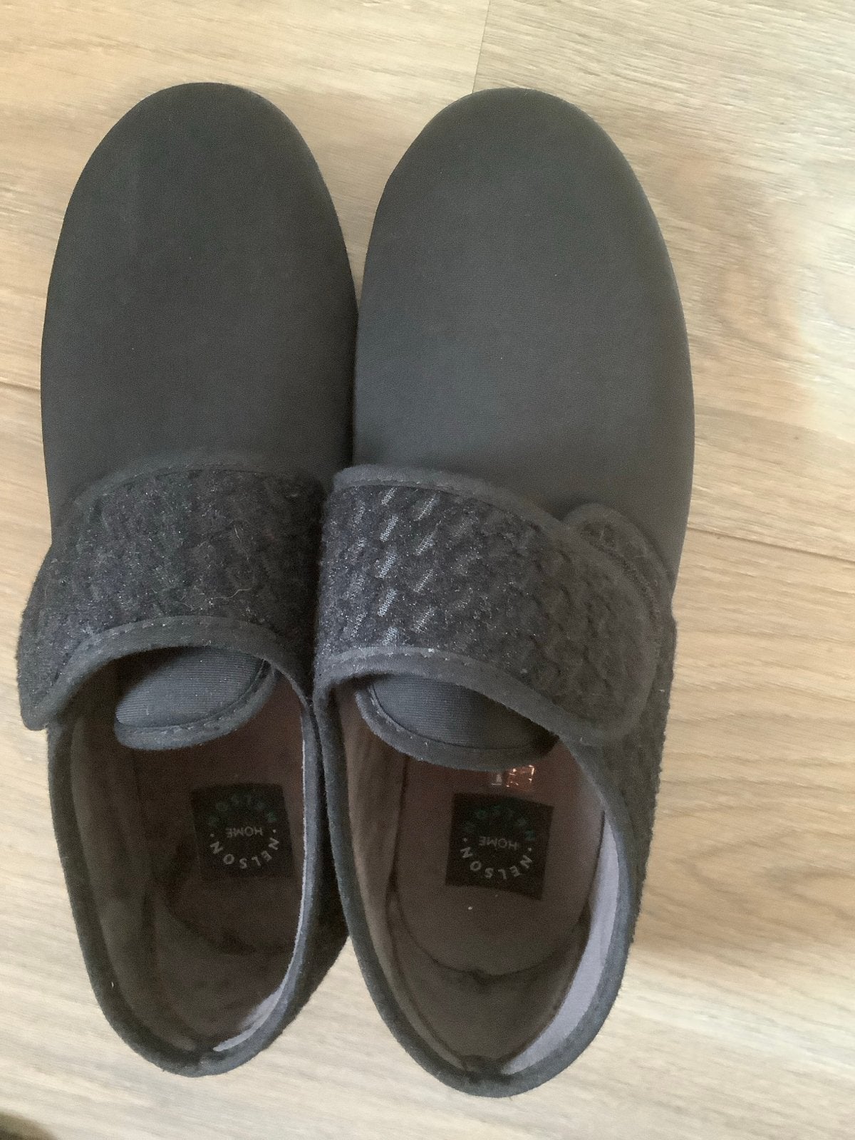 Nelson Home pantoffels, maat 42, zo goed als nieuw, Ophalen of Verzenden, Zo goed als nieuw, Zwart, Pantoffels of Sloffen