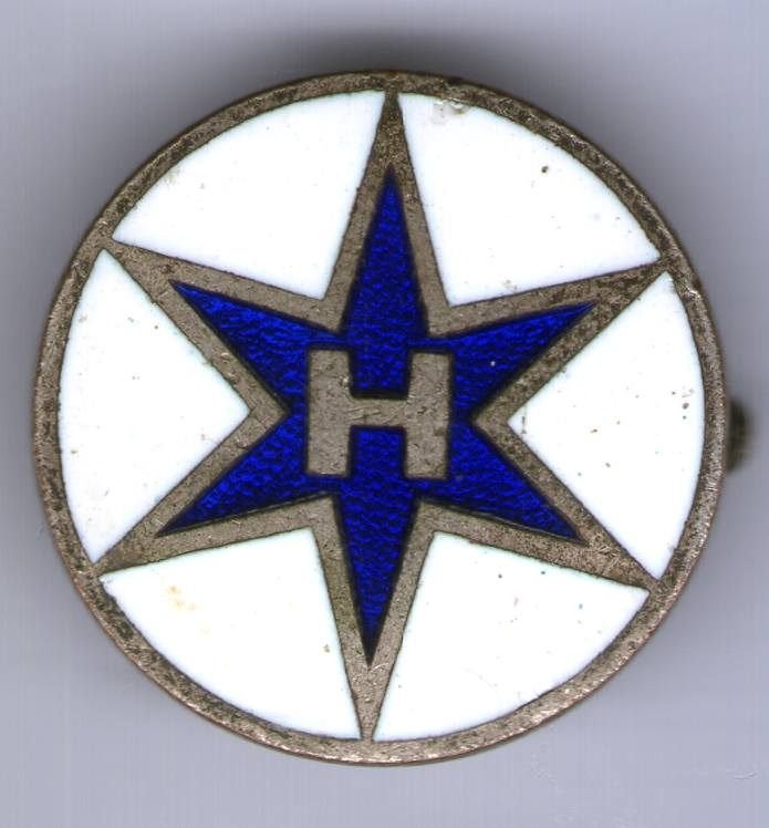 HENSCHEL email zilverkleurig tractor broche 20 mm ( E_007), Ophalen of Verzenden, Nieuw, Transport, Button