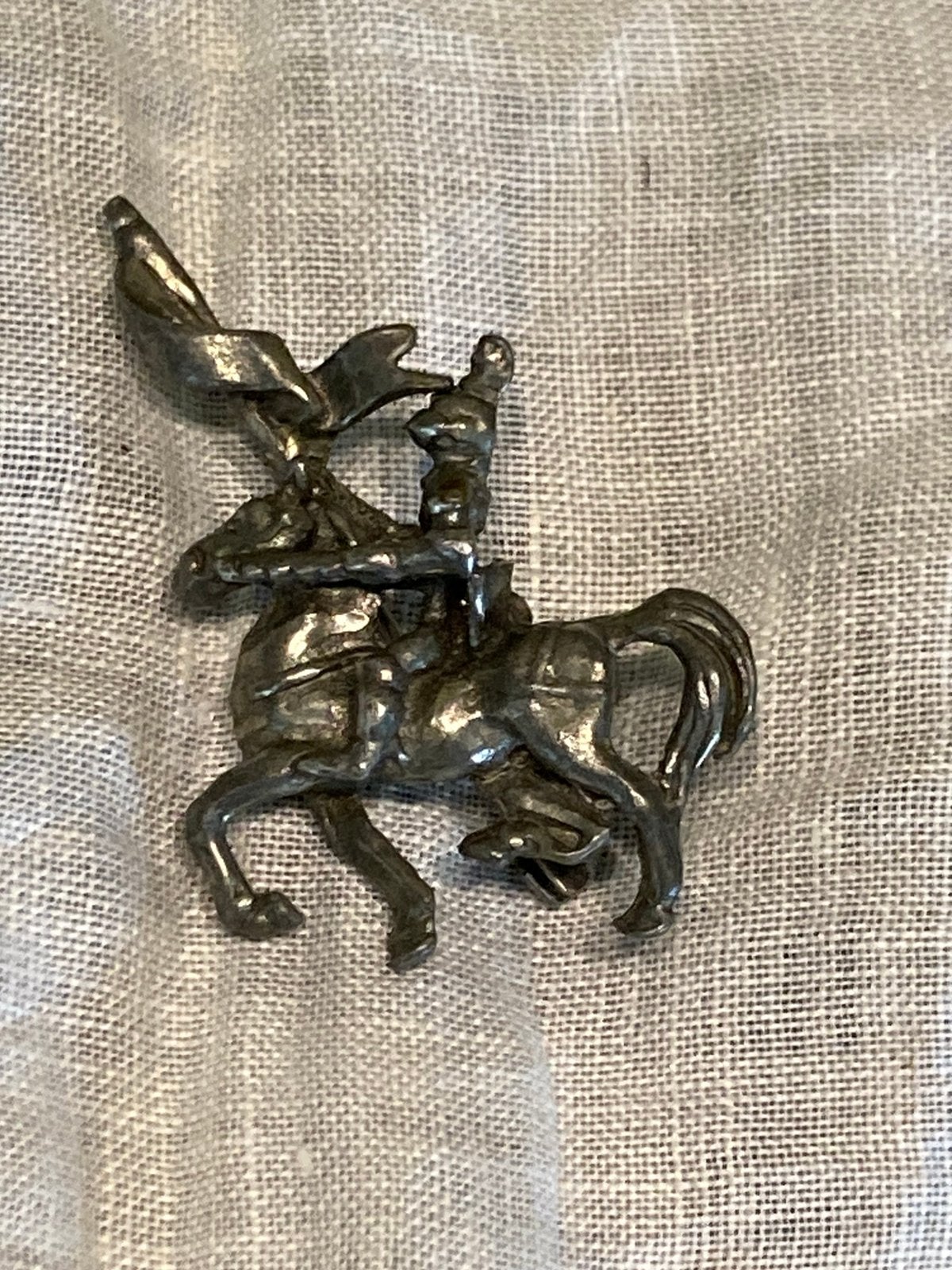 Vintage tinnen broche, Knight on Horse (120526h), Ophalen of Verzenden, Gebruikt, Overige materialen