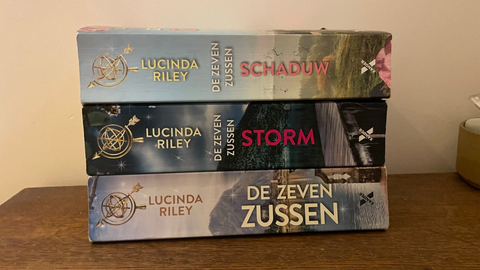 De Zeven Zussen serie - Lucinda Riley (deel 1, 2 en 3), Boeken, Ophalen of Verzenden, Gelezen