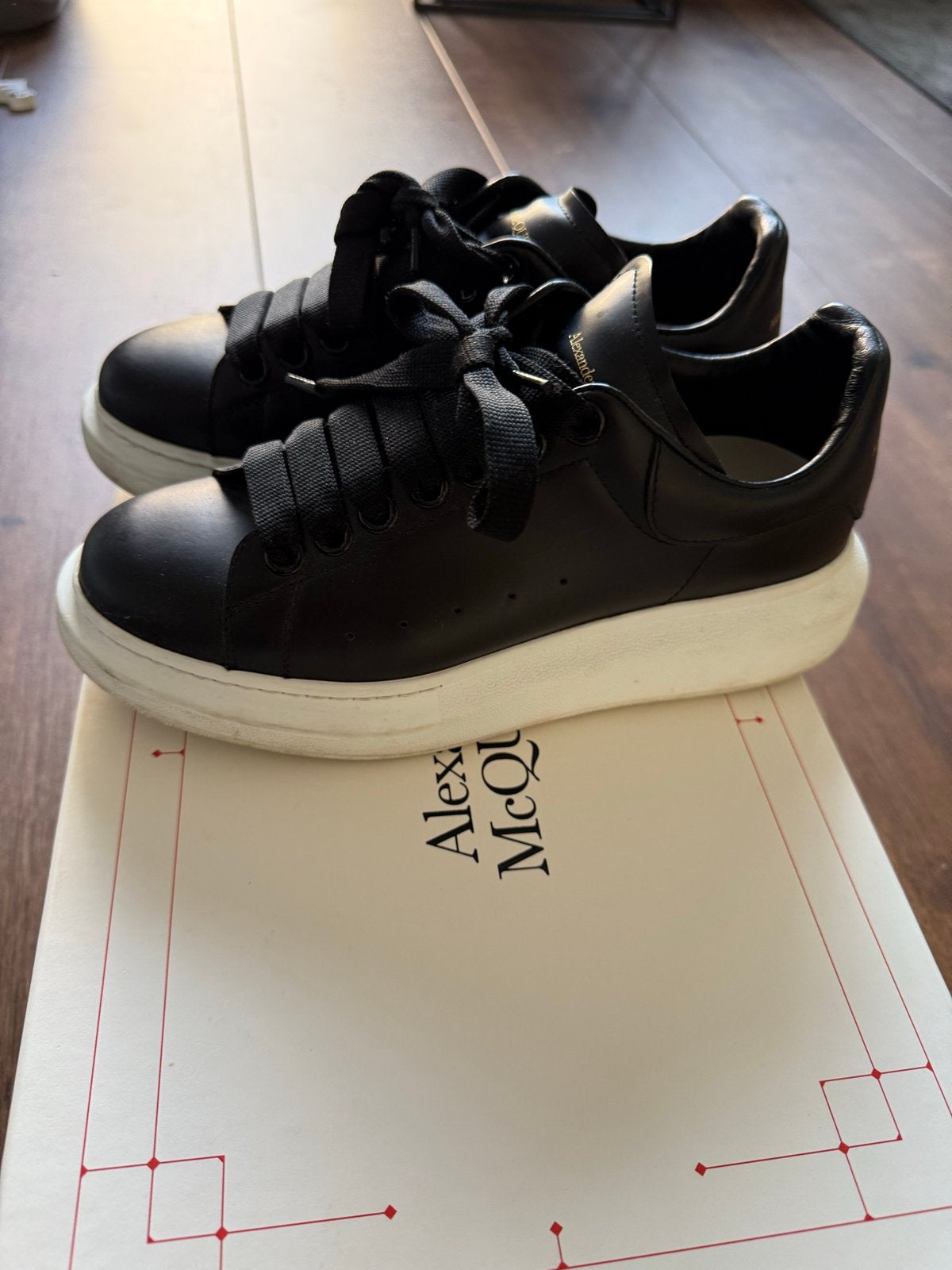 Alexander McQueen sneakers - Maat 37 incl bon, Kleding | Dames, Schoenen, Ophalen of Verzenden, Gedragen, Zwart, Sneakers of Gympen