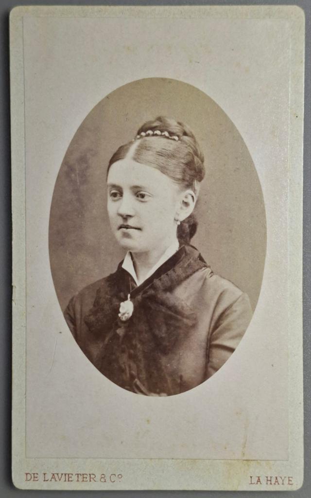 273 cdv jonge vrouw Den Haag fotograaf de Lavieter & Co, Ophalen of Verzenden, Voor 1940, Gebruikt, Overige onderwerpen