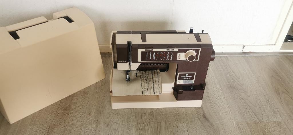 Naaimachine Husqvarna CLASSICA 100, Ophalen of Verzenden, Zo goed als nieuw, Naaimachine, Husqvarna