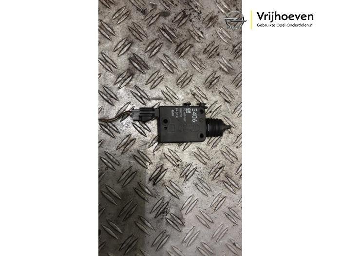 Sluithulpmotor achterklep van een Opel Corsa (Corsa B 93-), Gebruikt, -, -, Opel