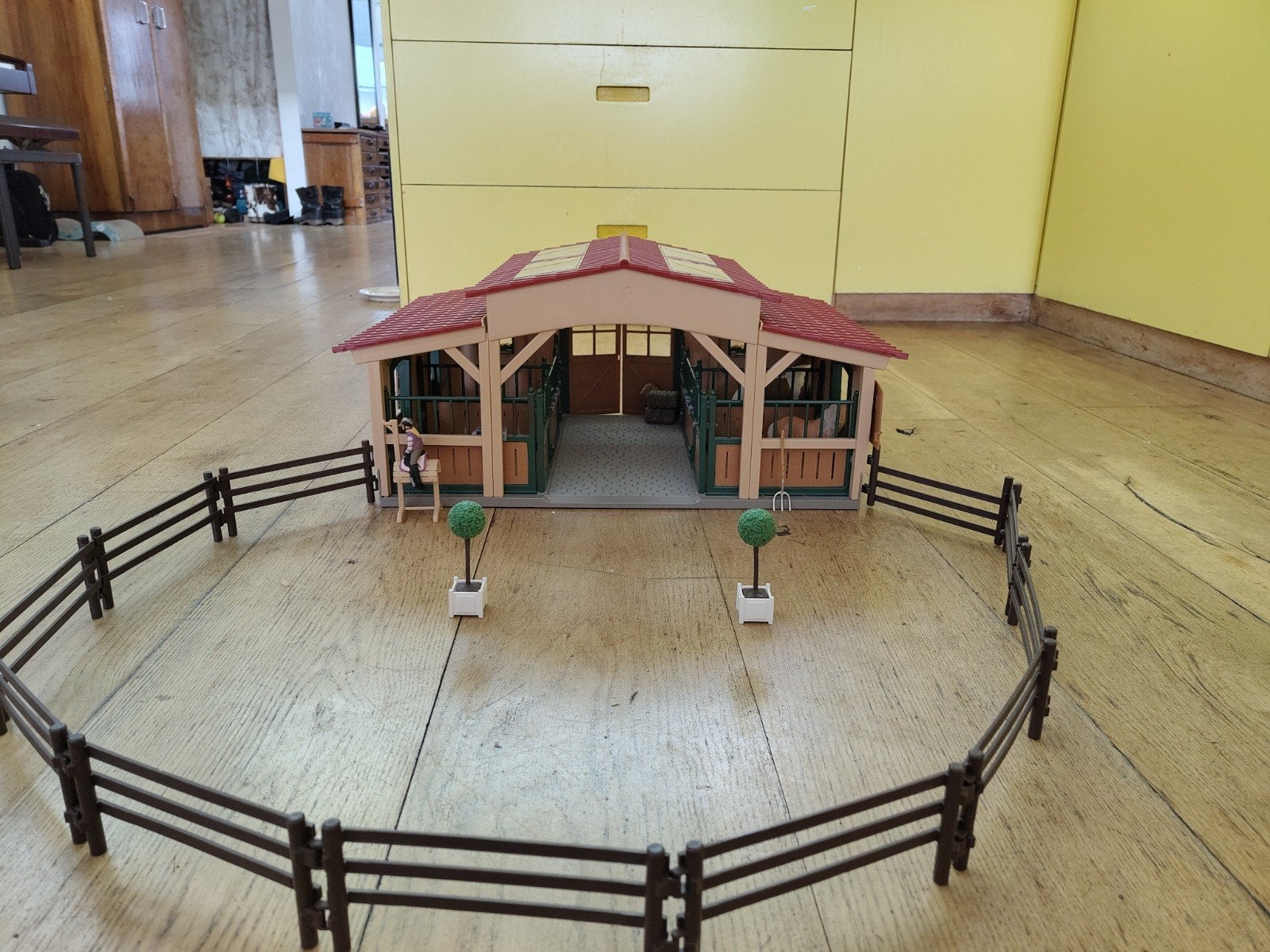 Schleich grote paardenstal met veel toebehoren en 2 paarden, Ophalen of Verzenden, Gebruikt