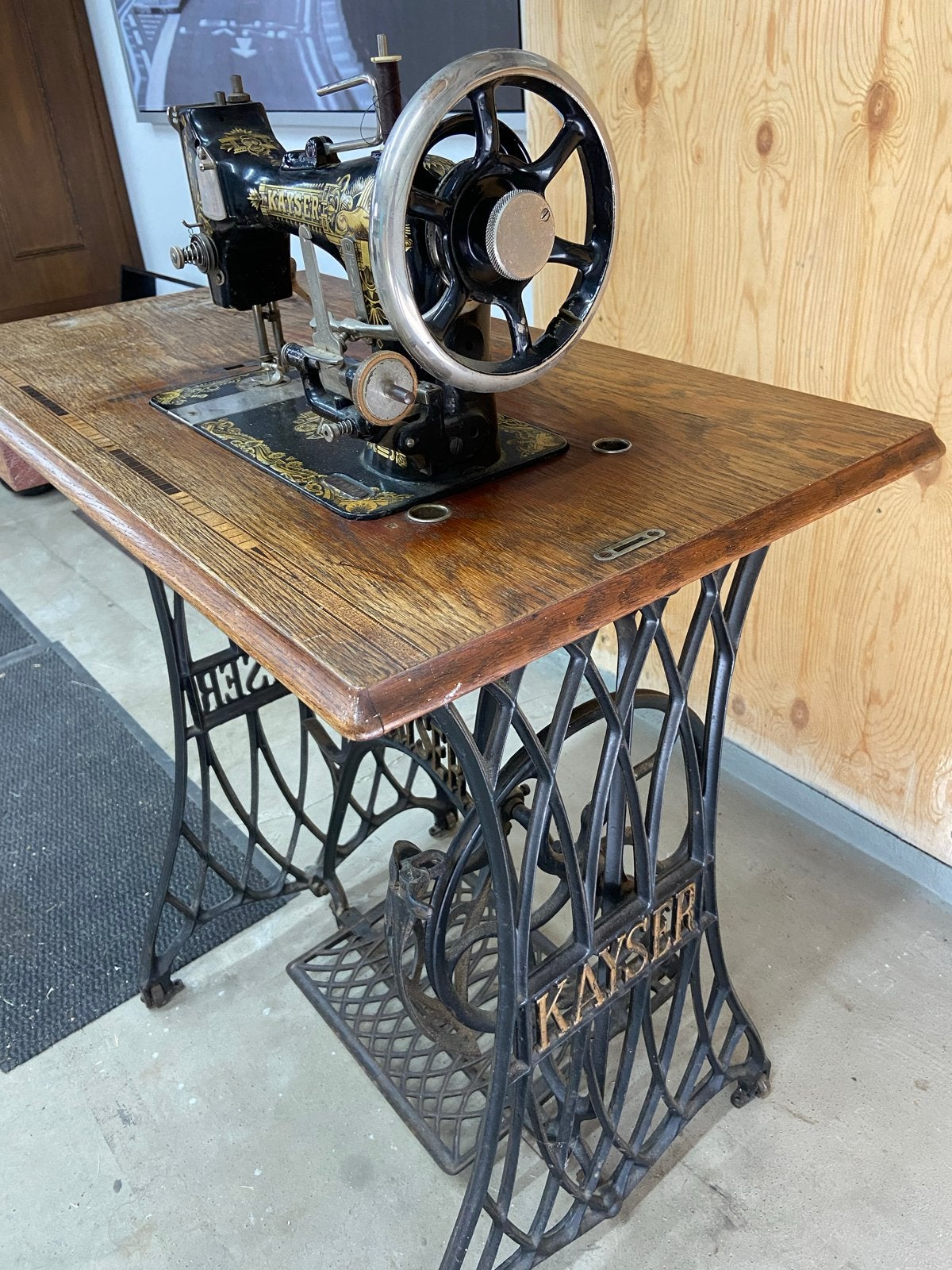Antieke Kayser naaimachine met houten kap en handleiding, Ophalen