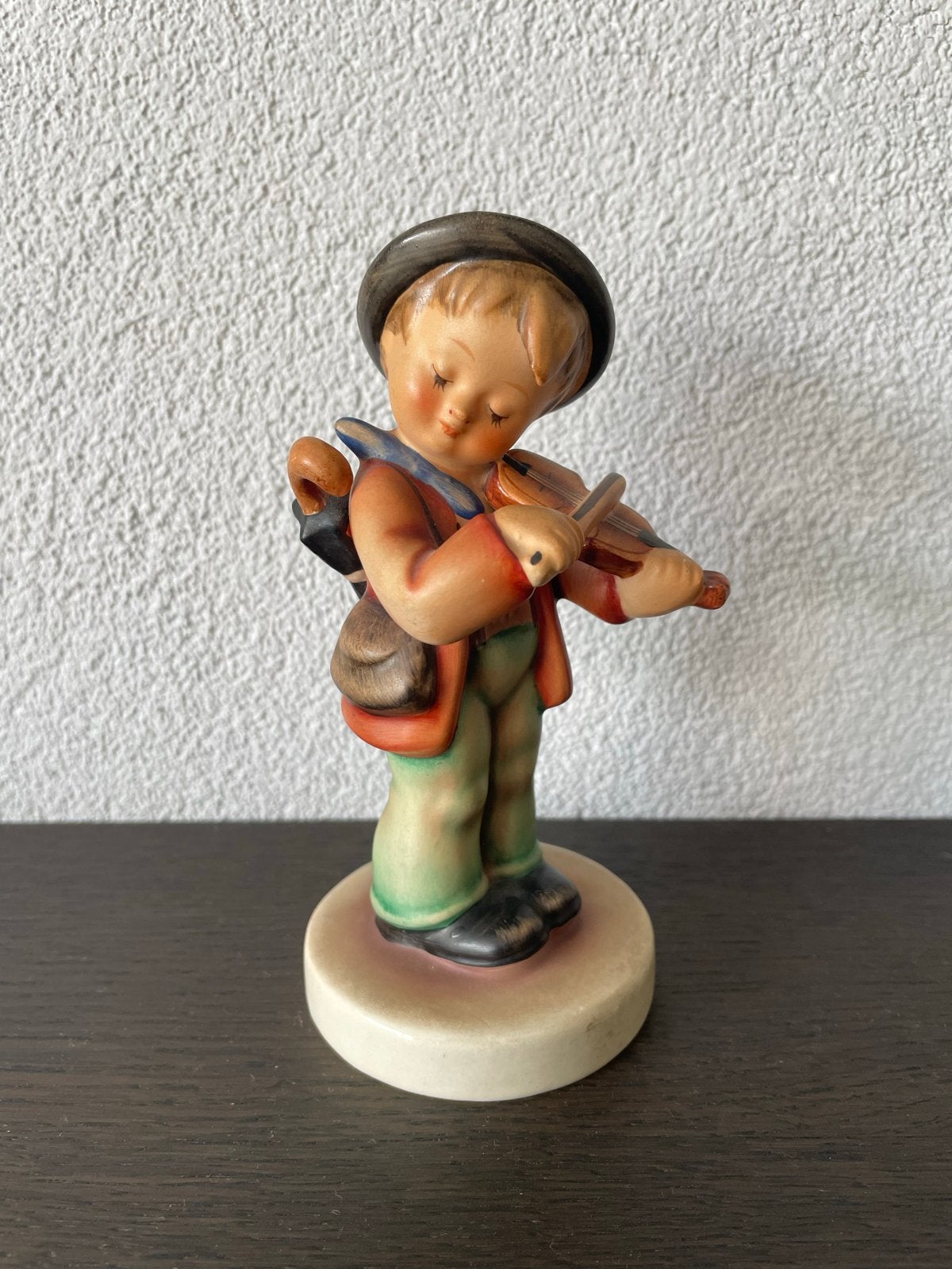 Hummel beeldje jongen met viool - Vintage, Verzamelen, Verzenden, Zo goed als nieuw, Hummel