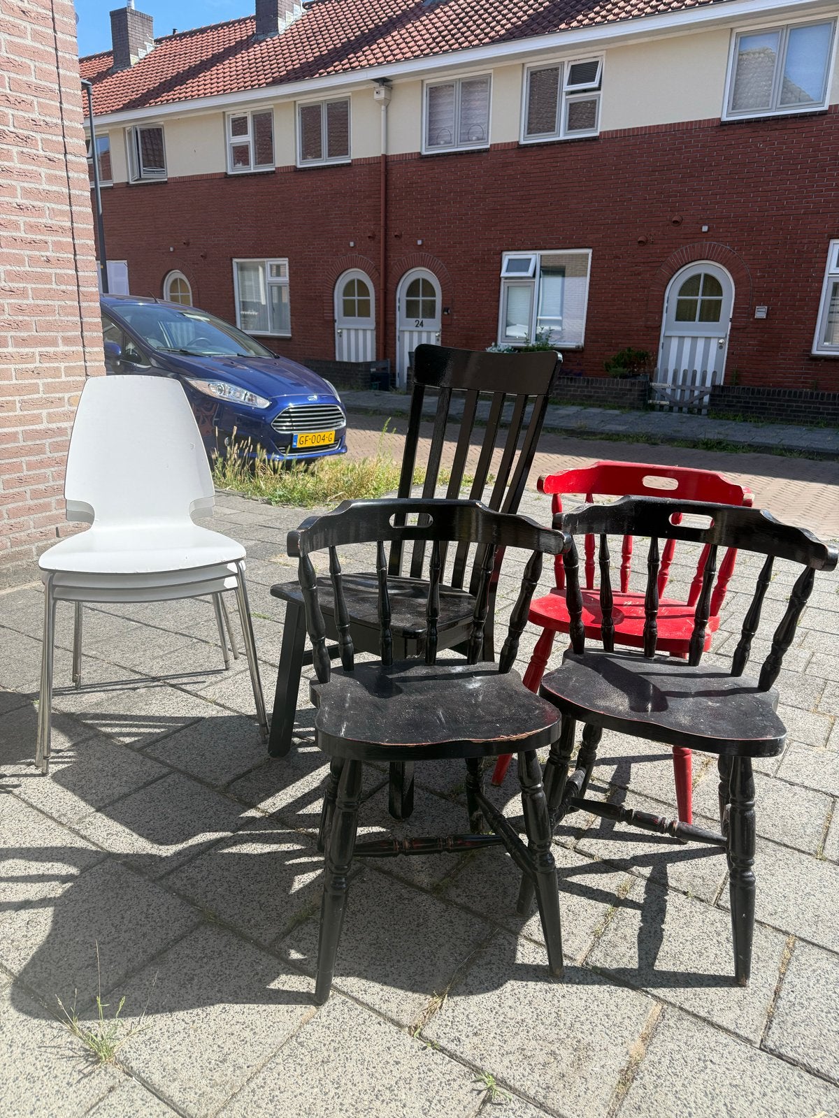 Diverse stoelen: wit, zwart en rood, gebruikt, Ophalen, Gebruikt, Overige kleuren, Vijf, Zes of meer stoelen