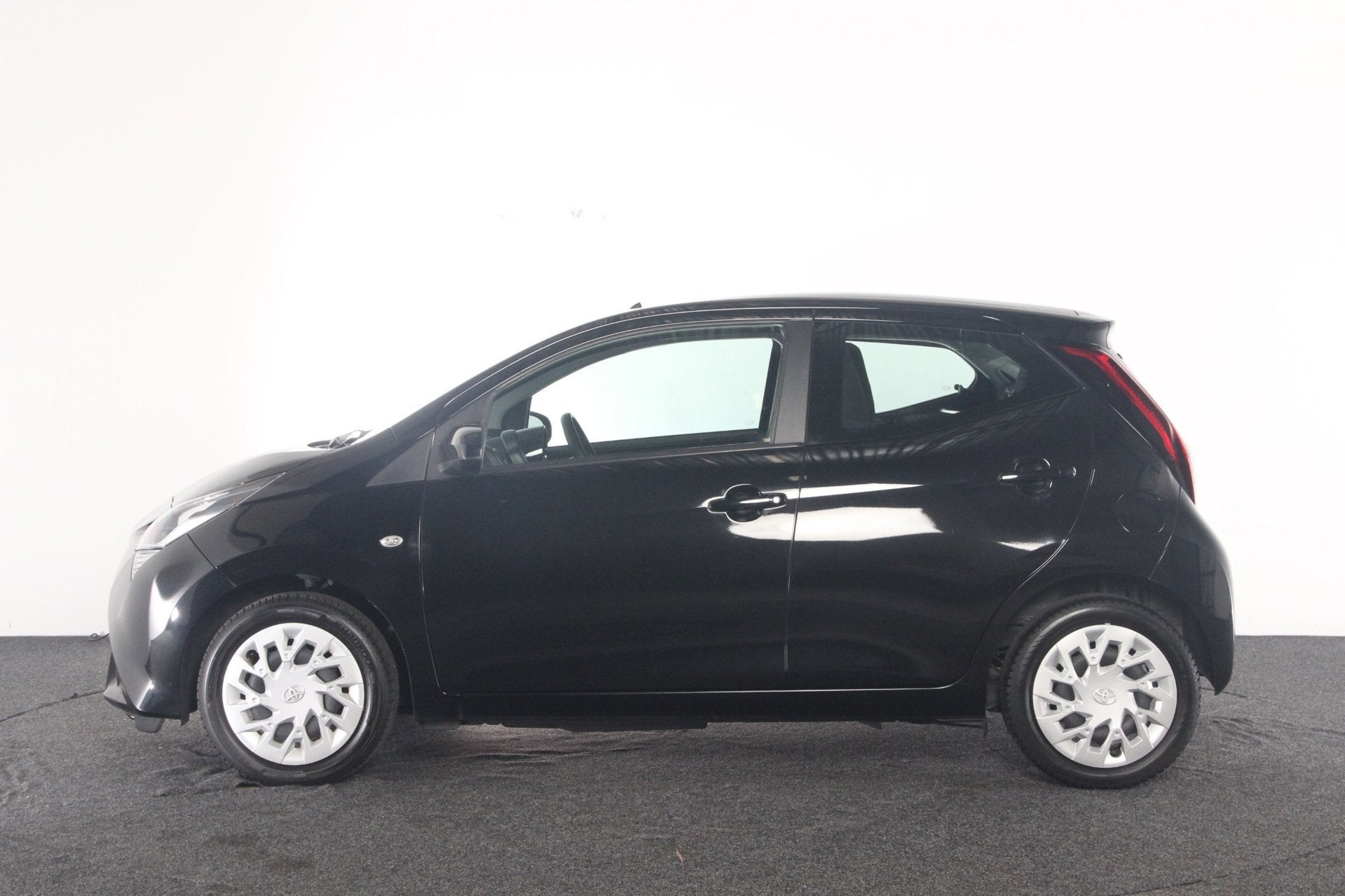 Toyota Aygo 1.0 VVT-i x-play limited | Org NL-auto | Groot s, Voorwielaandrijving, Start-stop-systeem, Stof, Gebruikt