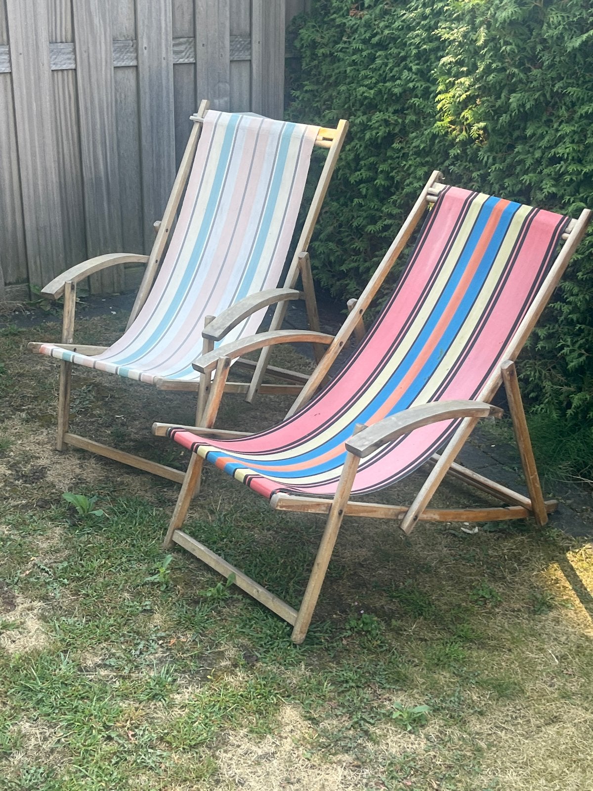 Twee houten strandstoelen met gestreepte stof, Ophalen, Gebruikt, Hout, Inklapbaar