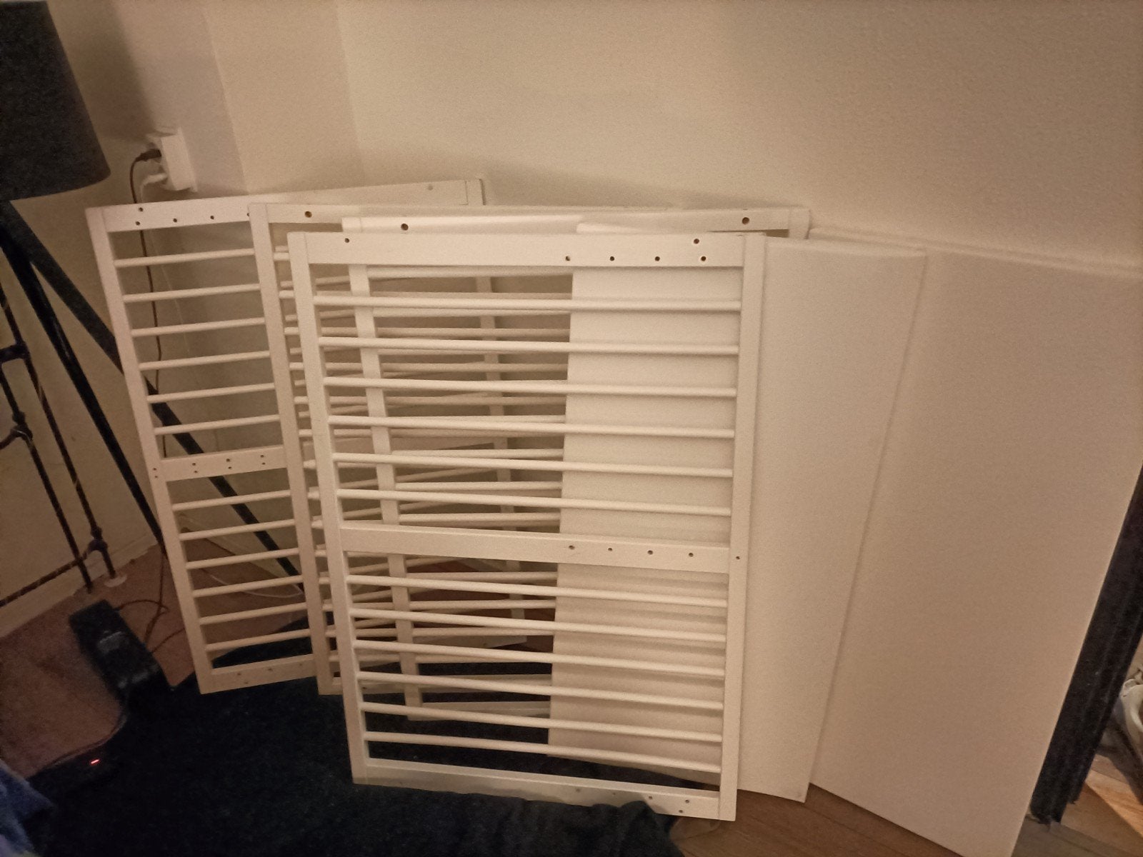 Witte houten box met wieltjes, Kinderen en Baby's, Boxen, Ophalen of Verzenden, Gebruikt, Vierkant, Wieltjes