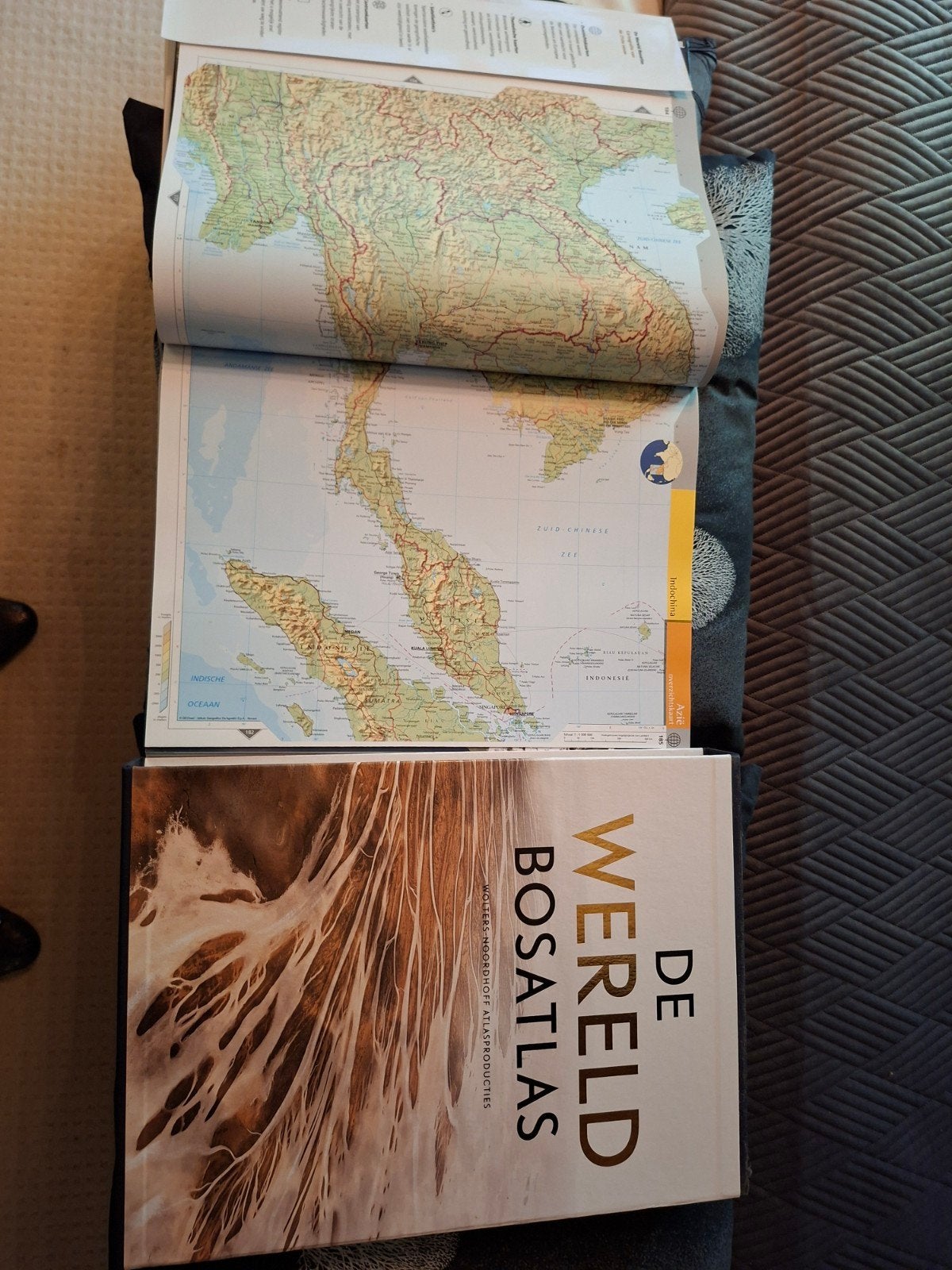 De Wereld Bosatlas - Complete Wereldatlas met Beschermdoos, Bosatlas, 2000 tot heden, Ophalen of Verzenden, Zo goed als nieuw