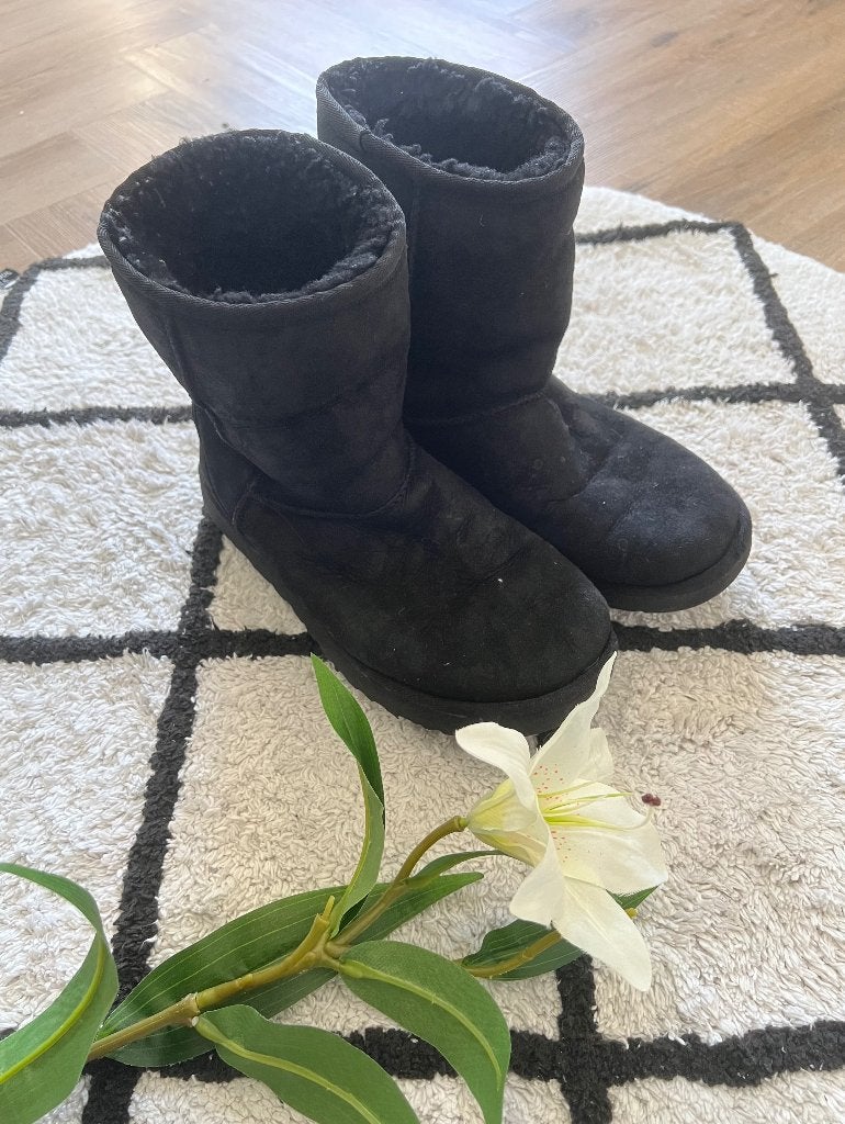 Heel goed zwart suede Ugg Australia classic short 39 laarzen, UGG, Zwart, Snowboots, Ophalen of Verzenden