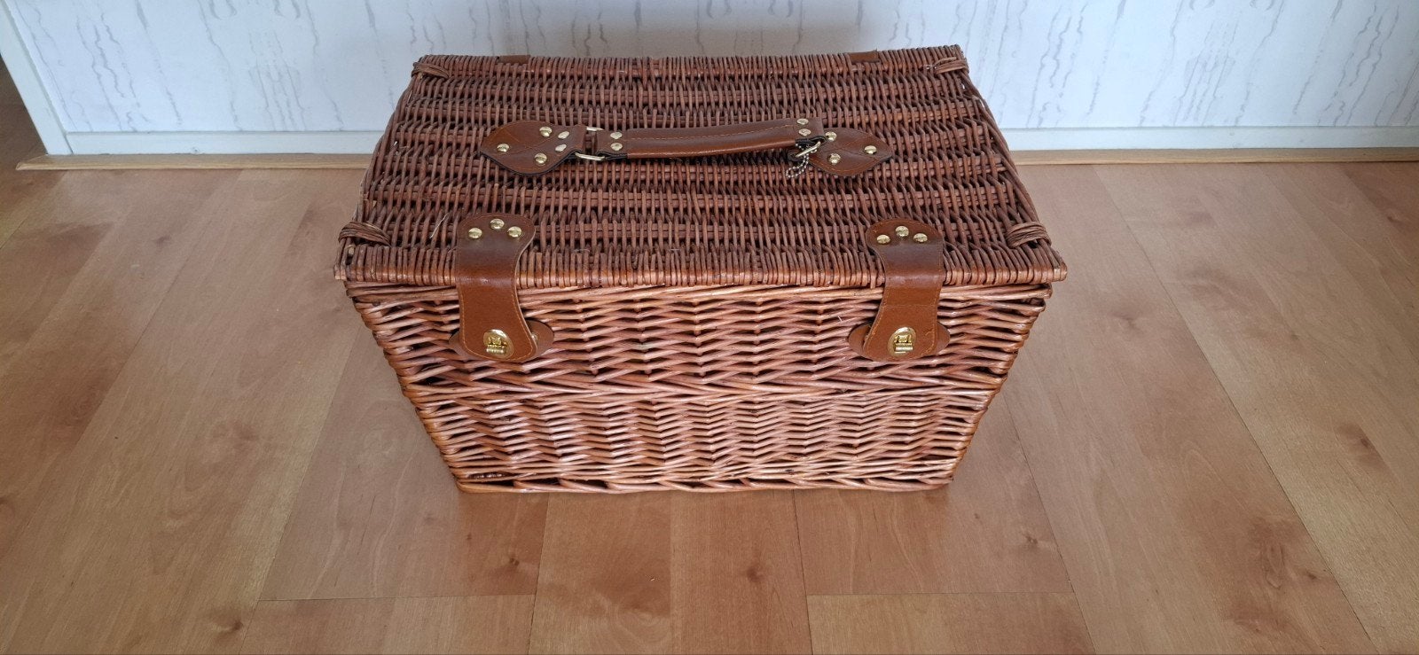 Picknickmand met 4-delig servies en spelletjes, Ophalen of Verzenden, Zo goed als nieuw