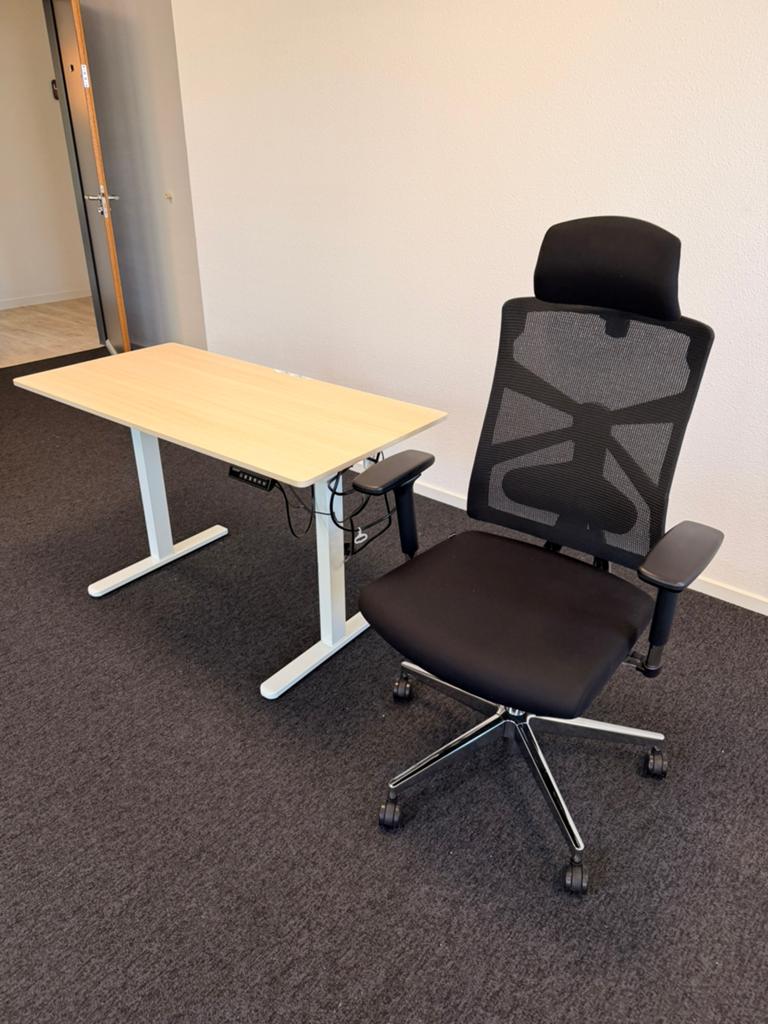 Ergonomische werkplek (zit-sta bureau & stoel), Ophalen, Elektrisch, Zo goed als nieuw