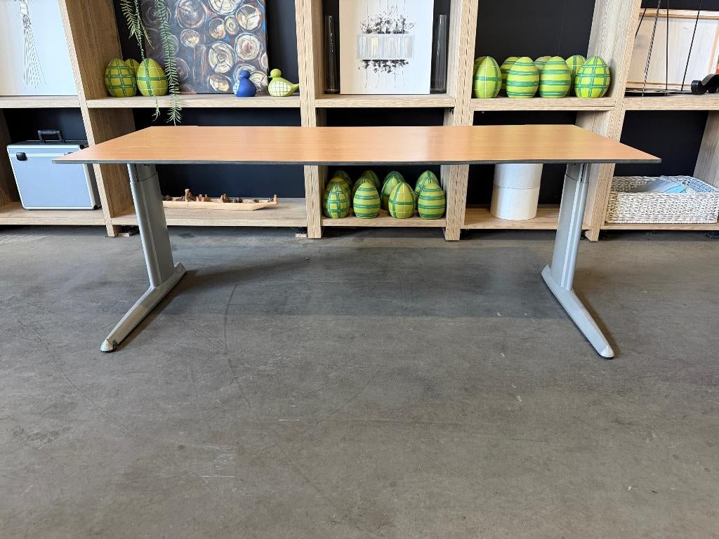 Markant Verstelbaar bureau / tafel met slinger, 1 st, Gebruikt, MN, 180 cm, 74 cm