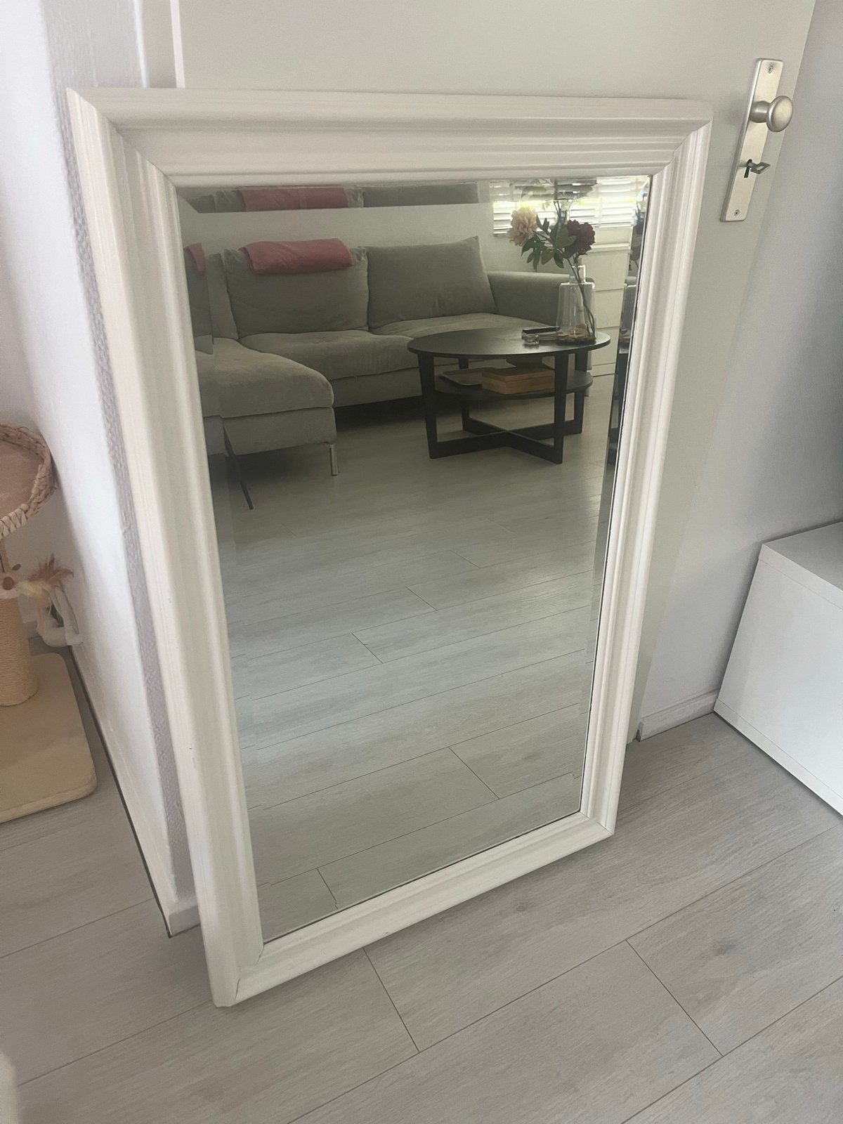 Grote witte spiegel met sierlijke lijst, Gebruikt, 100 tot 150 cm, Ophalen of Verzenden, Rechthoekig