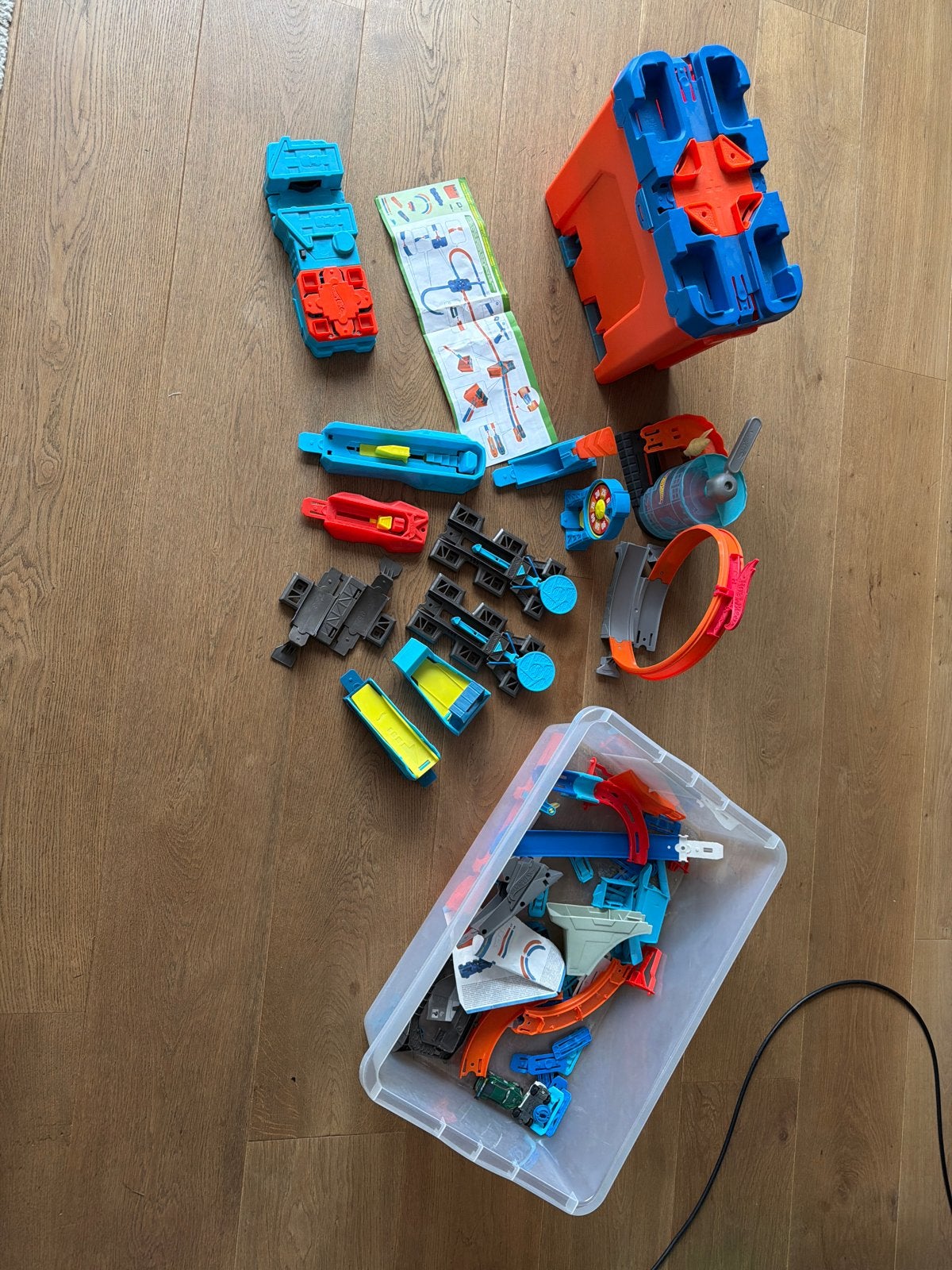 Hot Wheels Racebaan met Opbergbox en Handleiding, Kinderen en Baby's, Racebaan, Zelf te bouwen, Ophalen of Verzenden, Zo goed als nieuw