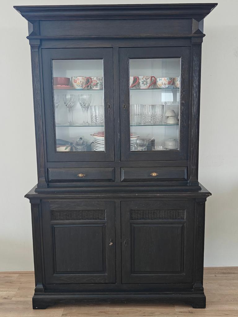 Zwart Houten Buffetkast / Vitrinekast met Verlichting, Gebruikt, Glas, 150 tot 200 cm, 25 tot 50 cm