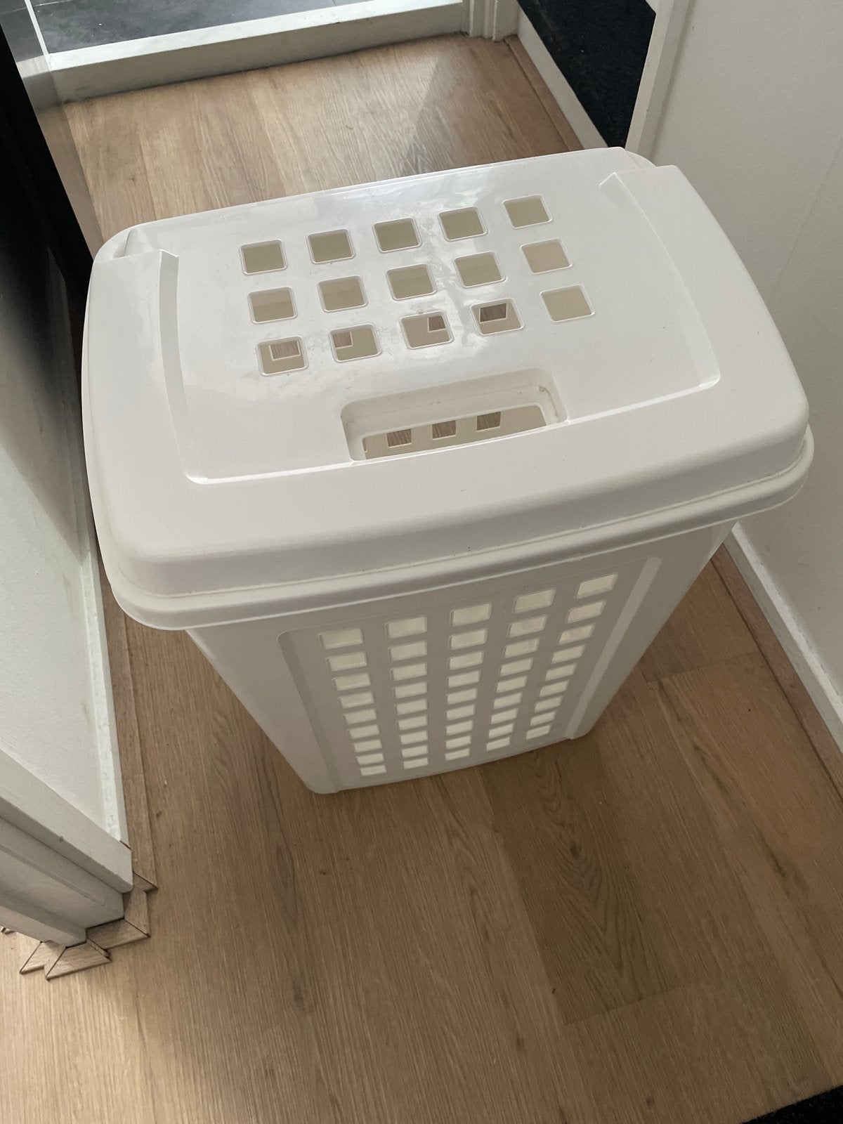 Witte wasmand met deksel, Ophalen, Zo goed als nieuw