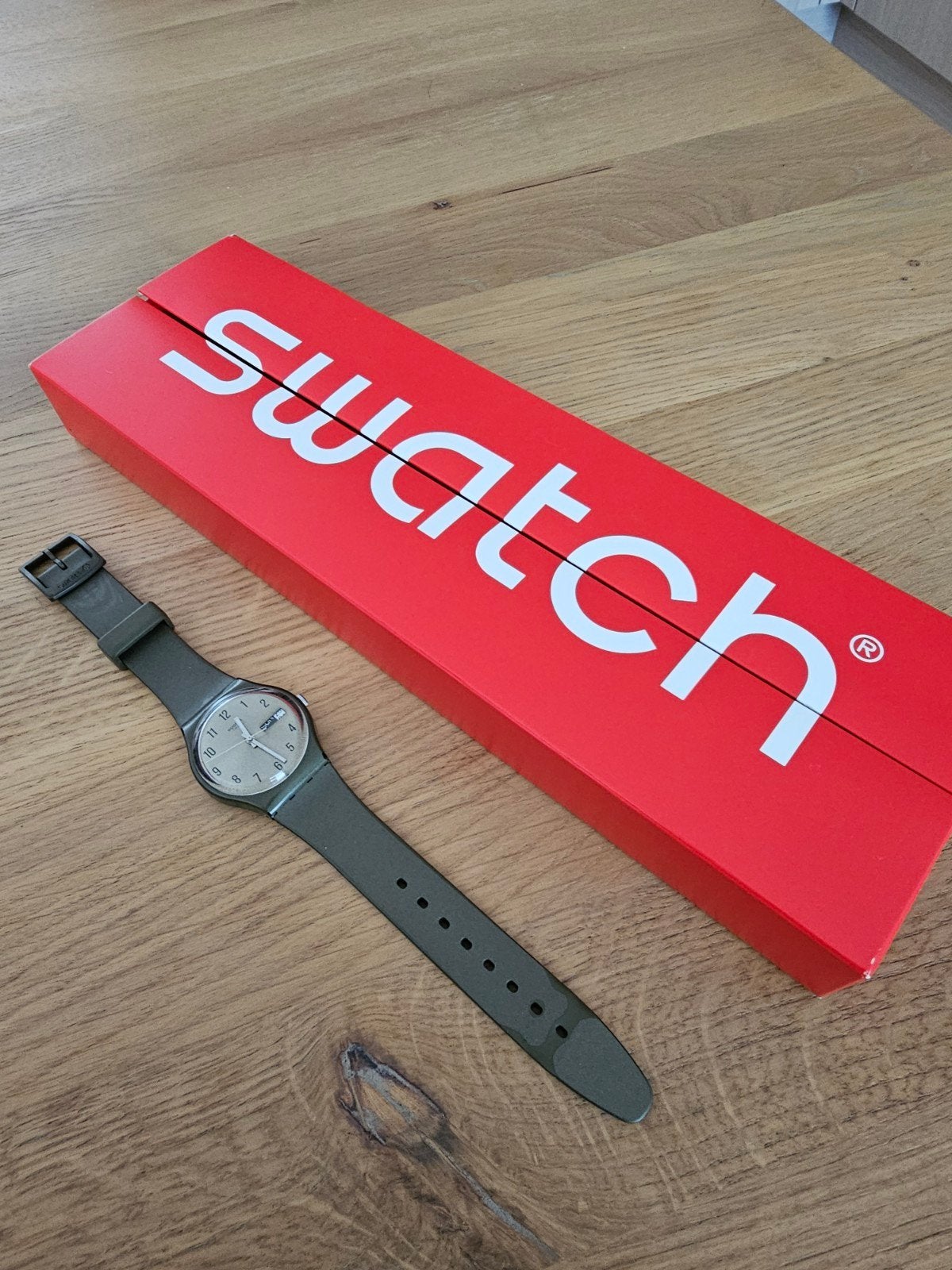 Swatch Horloge Olijfgroen - Stijlvol en Tijdloos, Kunststof, Swatch, Kunststof, Ophalen of Verzenden