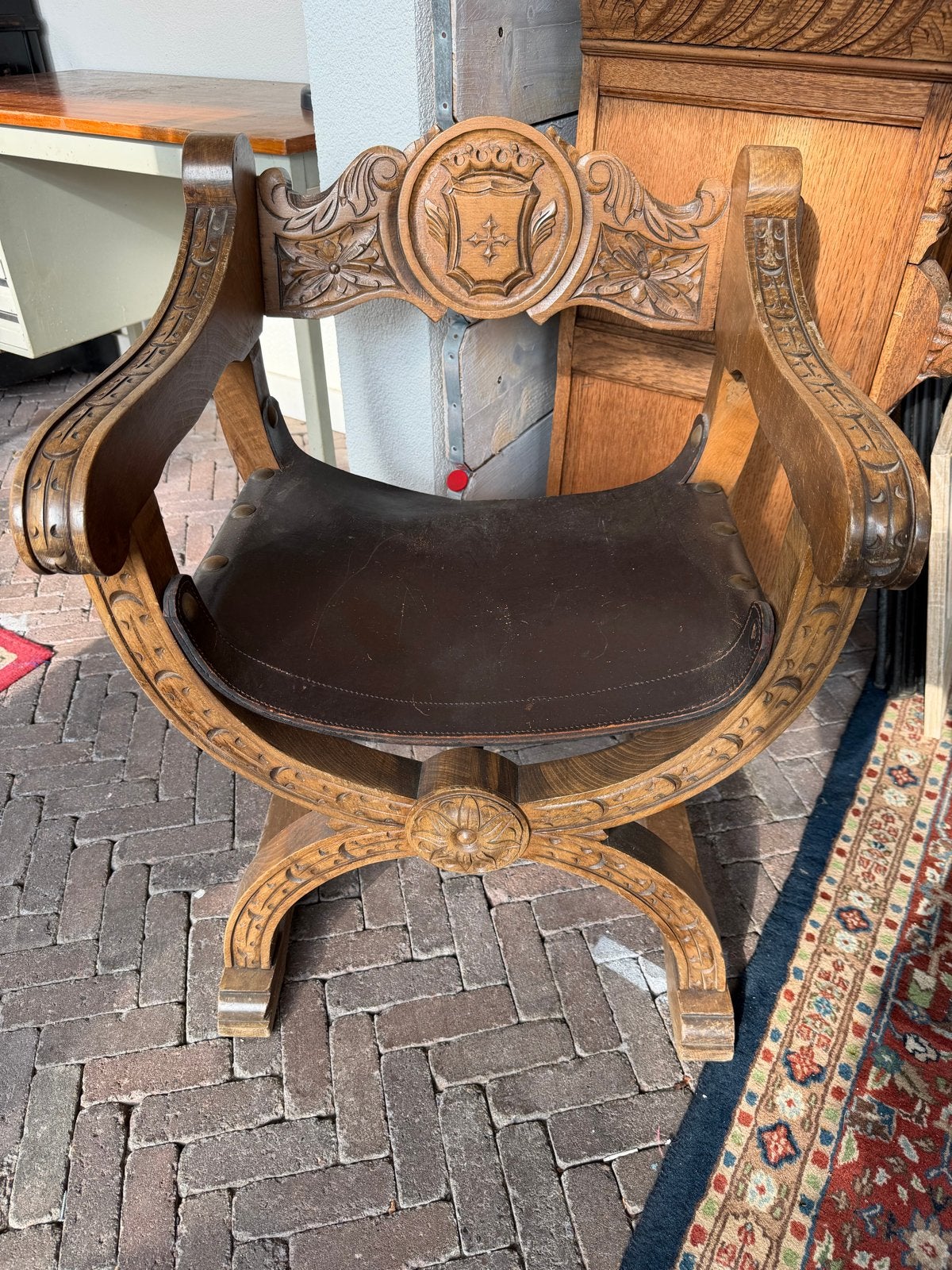 Antieke eikenhouten Savonarola stoel met leer, Antiek en Kunst, Antiek | Meubels | Stoelen en Banken, Ophalen of Verzenden