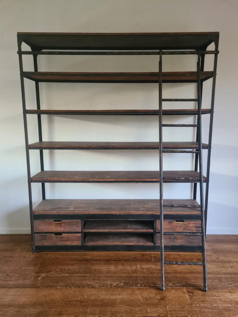 Rootsmann Industriële Boekenkast met Ladder - Metaal & Hout, Met plank(en), Gebruikt, 200 cm of meer, 150 tot 200 cm