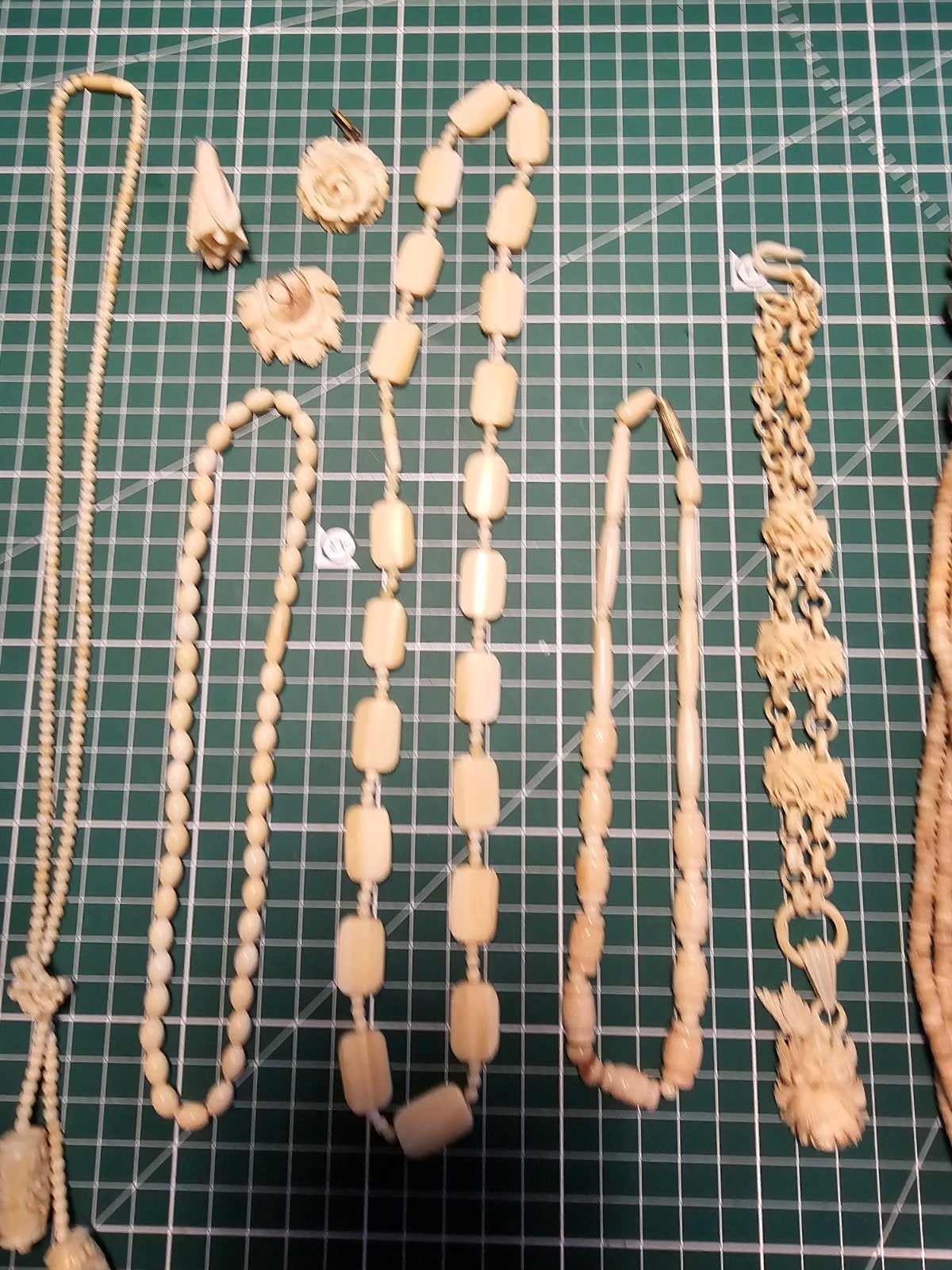 Vintage ivoren kettingen en hangers, diverse stijlen, Gebruikt, Beige, Ophalen of Verzenden, Overige materialen
