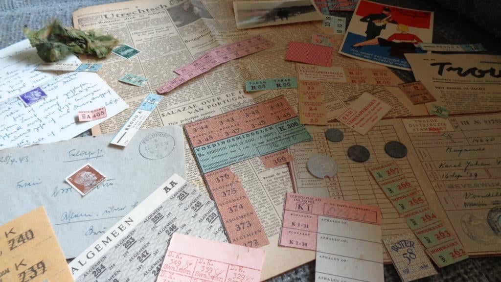 Set 4 Oorlog wo2 bonnen geld munt krant foto document ww2, Verzenden, Gebruikt