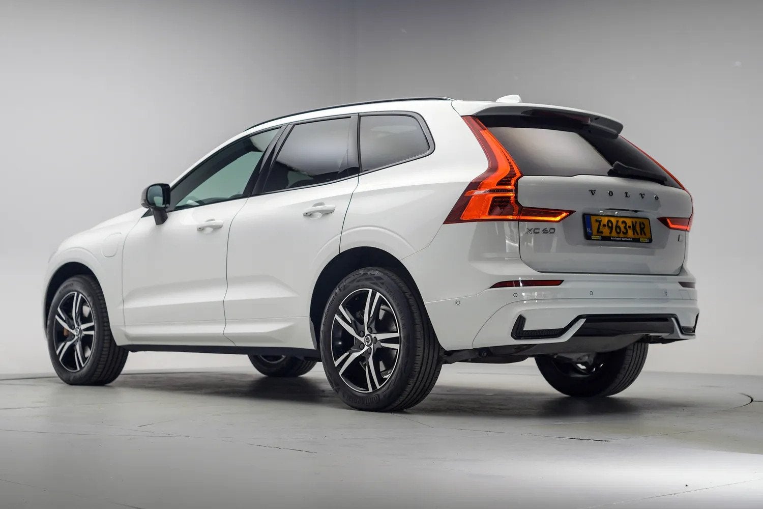 Volvo XC60 T6 Recharge R-Design Aut. [ Panoramadak H/K Memor, Gebruikt, 1969 cc, 138 €/maand, Leder