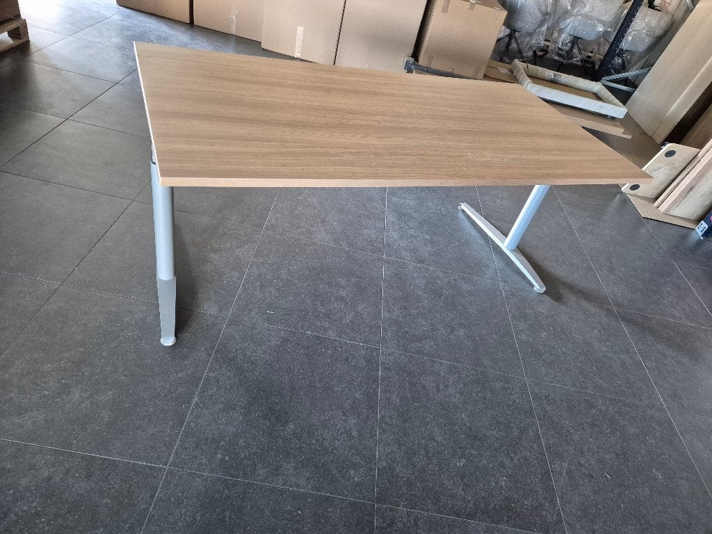 Assmann bureaus | Aluminium onderstel - Havana blad, Ophalen, Gebruikt, 180 cm, Spaanplaat of MDF